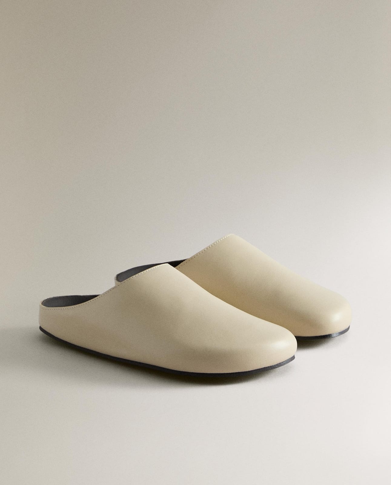 ZARA HOME MINIMALISTYCZNE SKÓRZANE CHODAKI ракурс 2