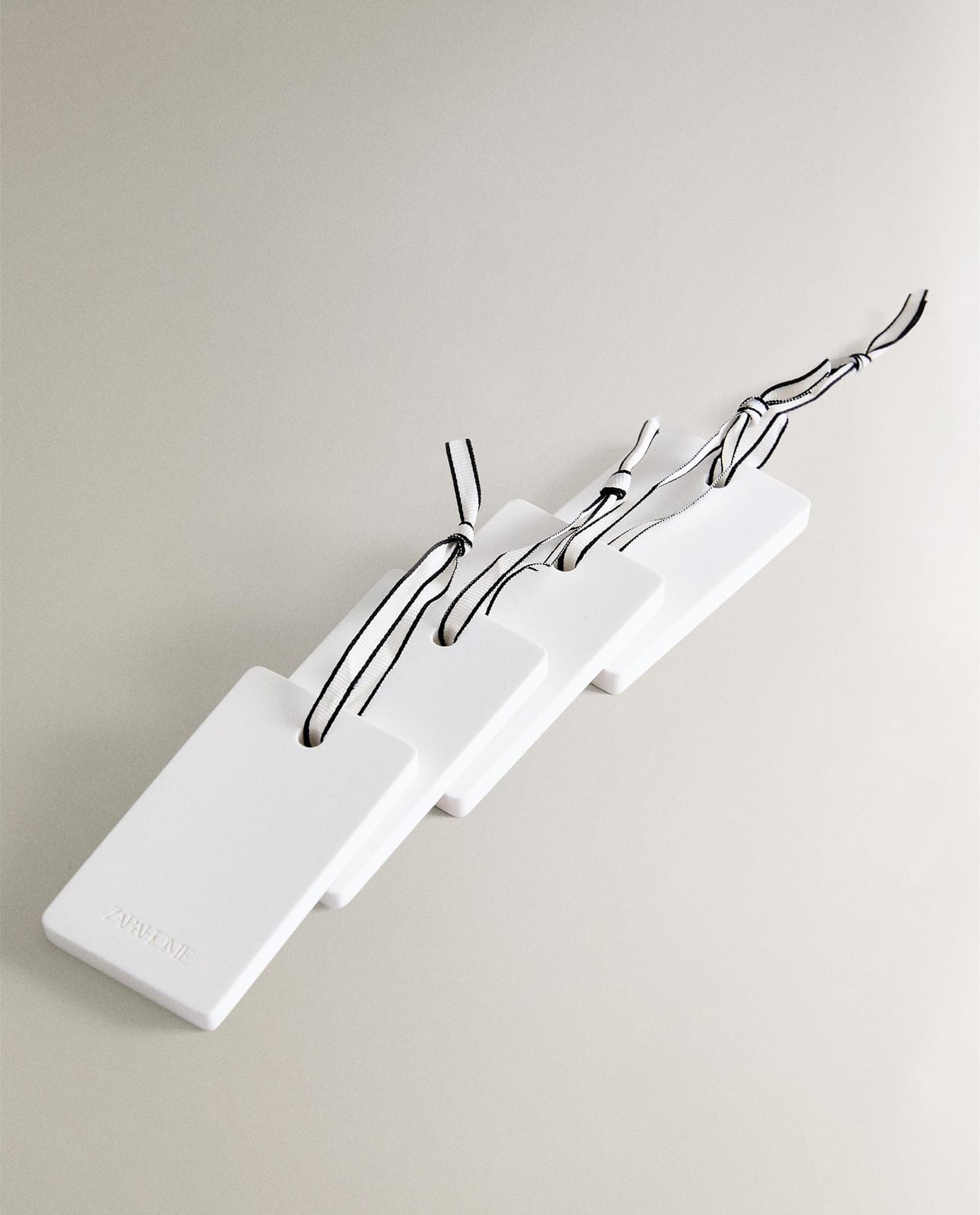 ZARA HOME ZESTAW PAŁECZEK ZAPACHOWYCH DO SZAFY WHITE POWDERY (ZESTAW 4 SZTUKI) ракурс 5