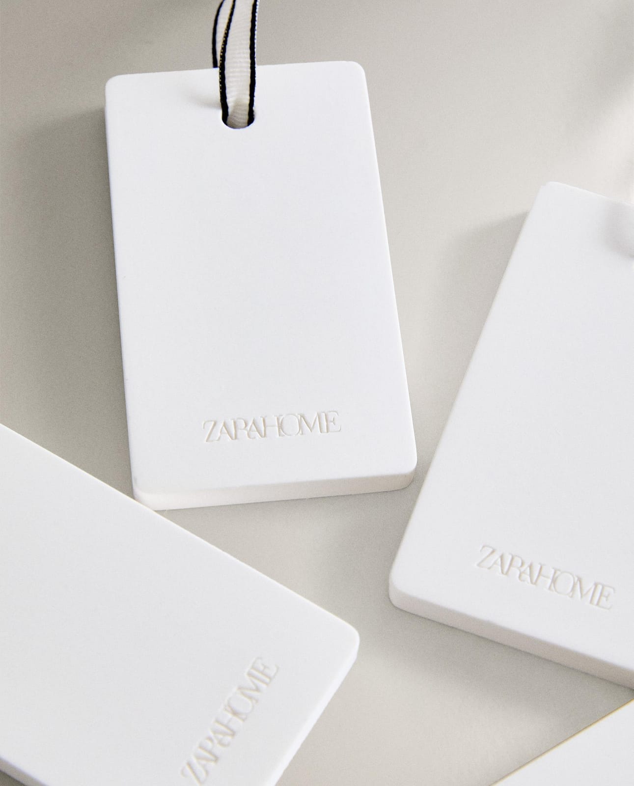 ZARA HOME ZESTAW PAŁECZEK ZAPACHOWYCH DO SZAFY WHITE POWDERY (ZESTAW 4 SZTUKI) ракурс 4