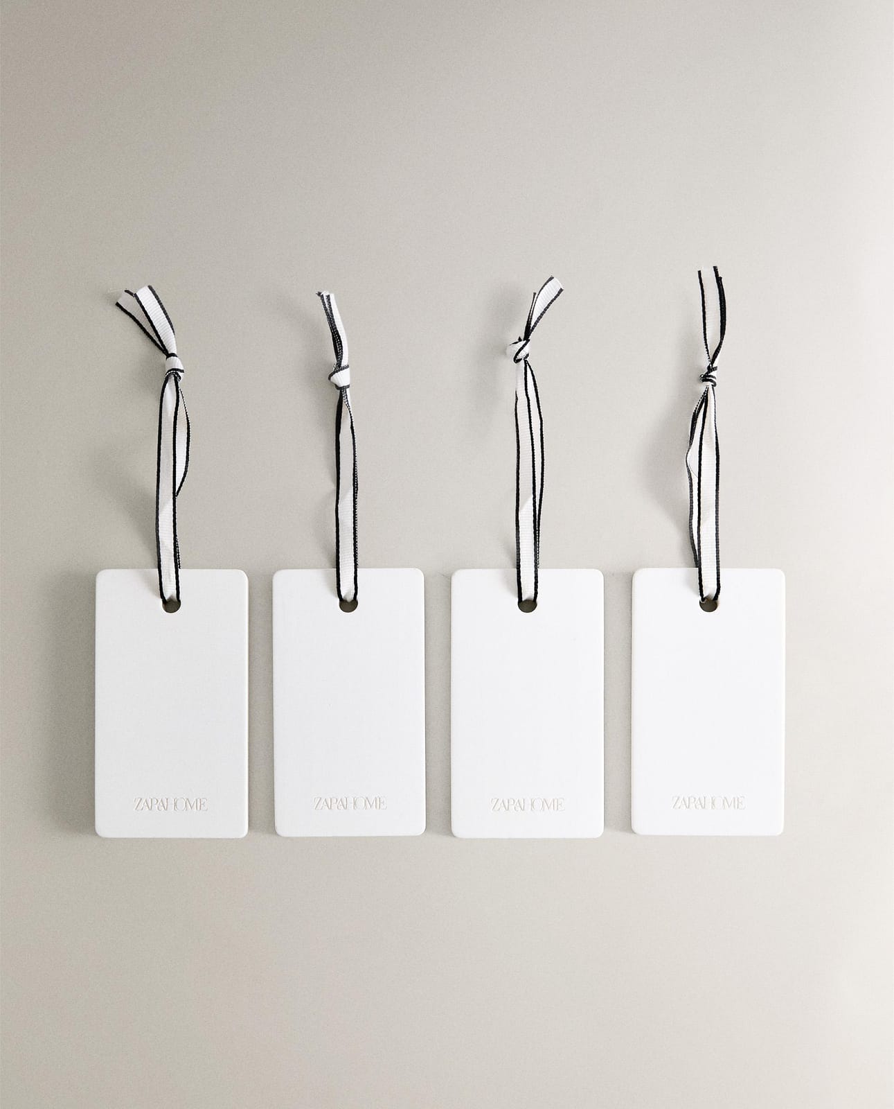 ZARA HOME ZESTAW PAŁECZEK ZAPACHOWYCH DO SZAFY WHITE POWDERY (ZESTAW 4 SZTUKI) ракурс 2