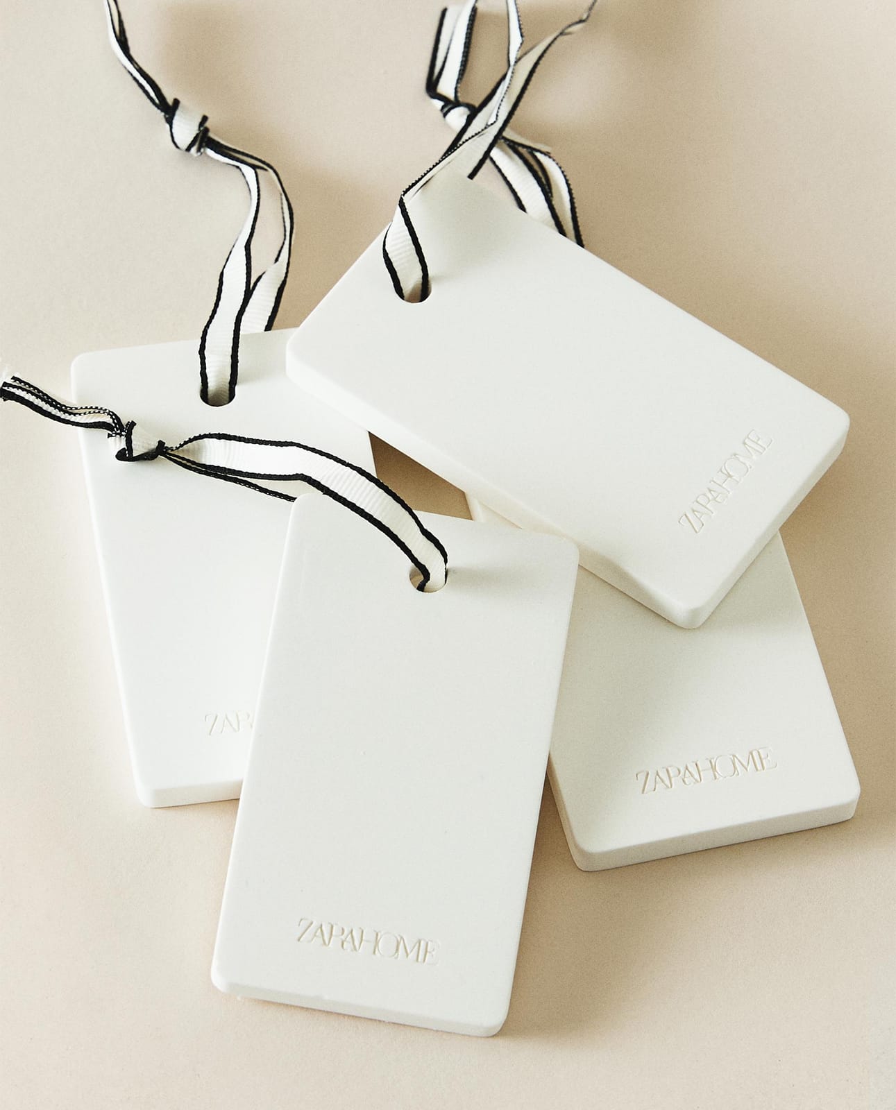 ZARA HOME ZESTAW PAŁECZEK ZAPACHOWYCH DO SZAFY WHITE POWDERY (ZESTAW 4 SZTUKI) ракурс 6