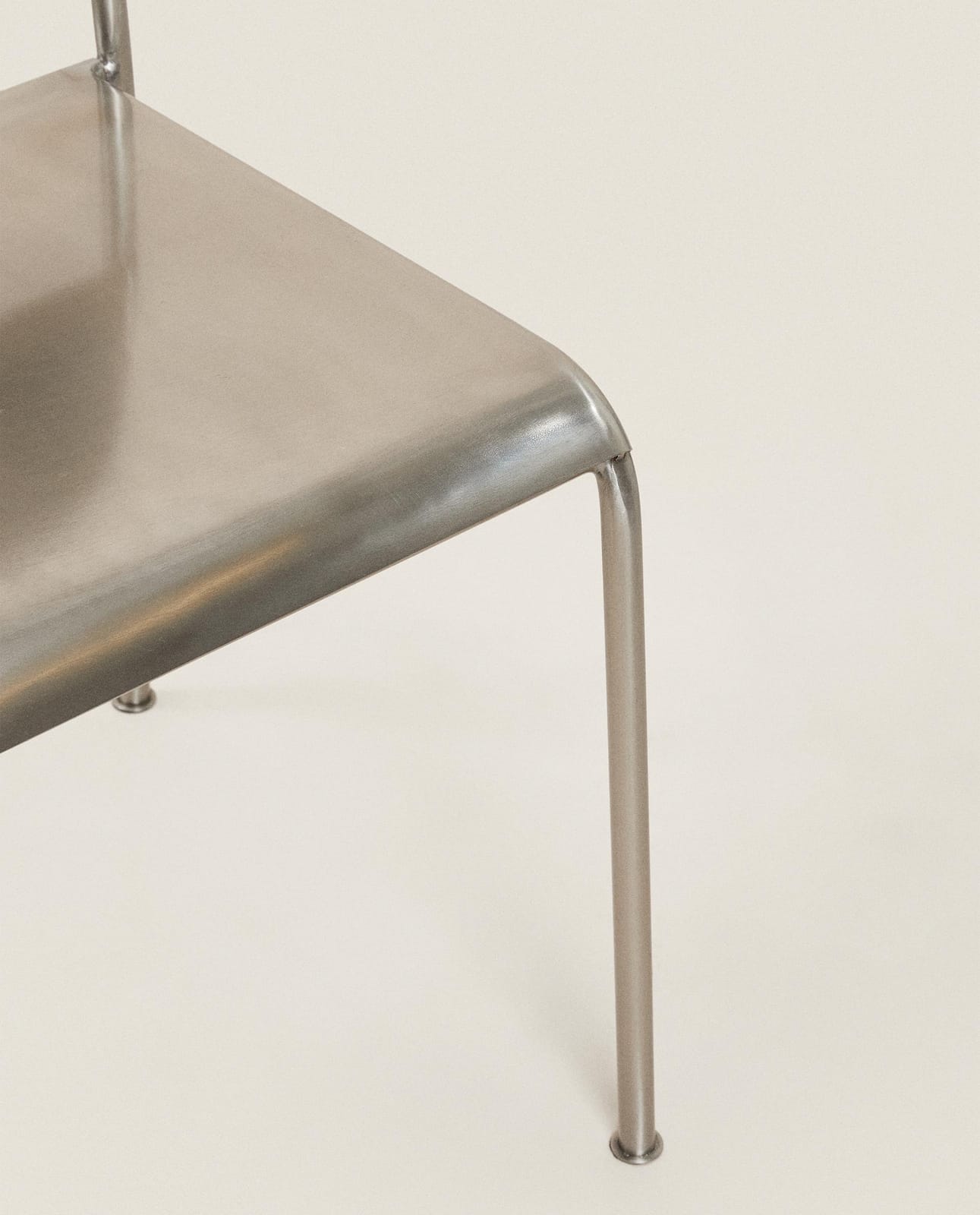 ZARA HOME КРЕСЛО С КОНСТРУКЦИЕЙ ИЗ НЕРЖАВЕЮЩЕЙ СТАЛИ ракурс 2