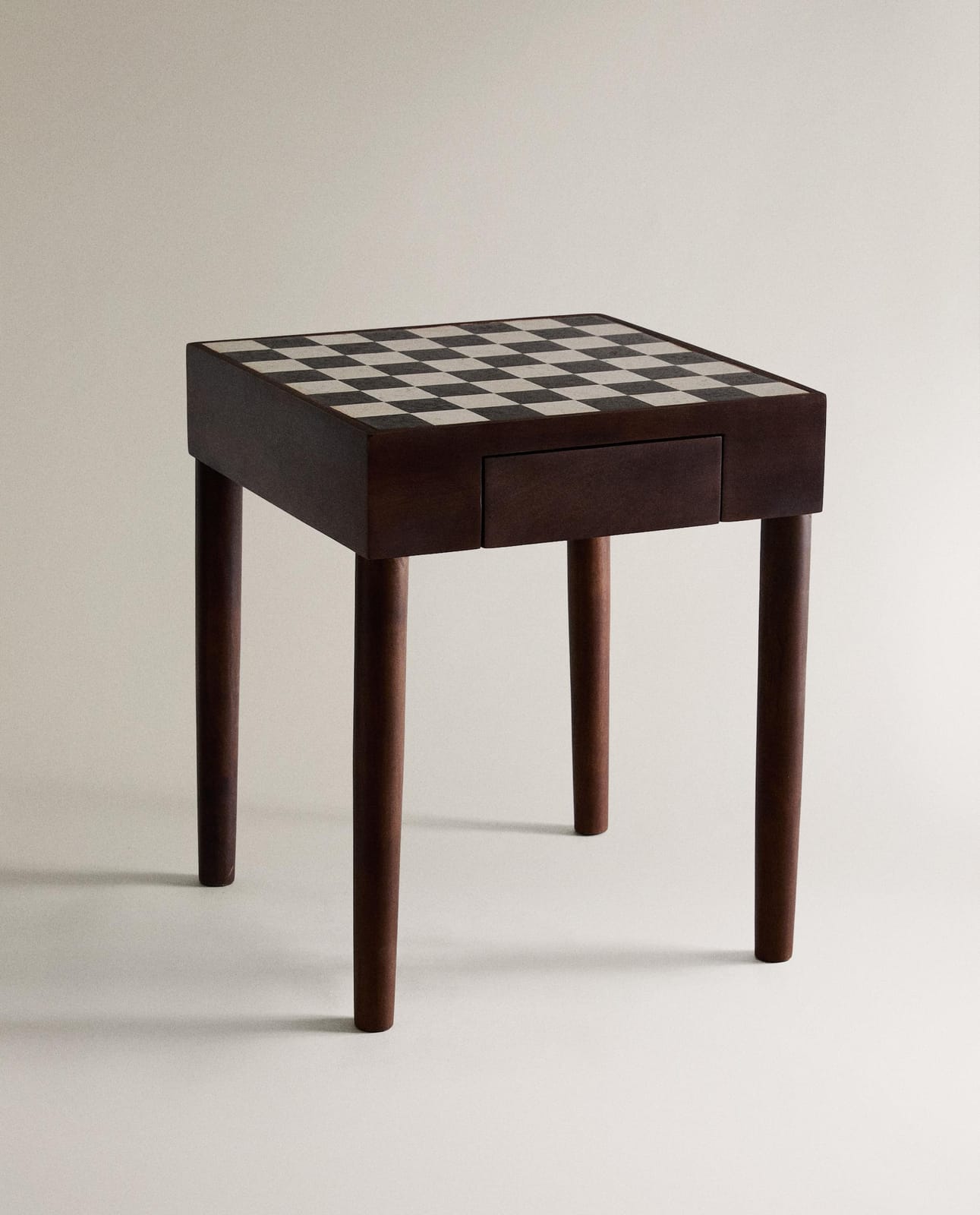 ZARA HOME STOLIK POMOCNICZY Z TEKOWEGO DREWNA Z MARMUROWYM BLATEM W SZACHOWNICĘ ракурс 7
