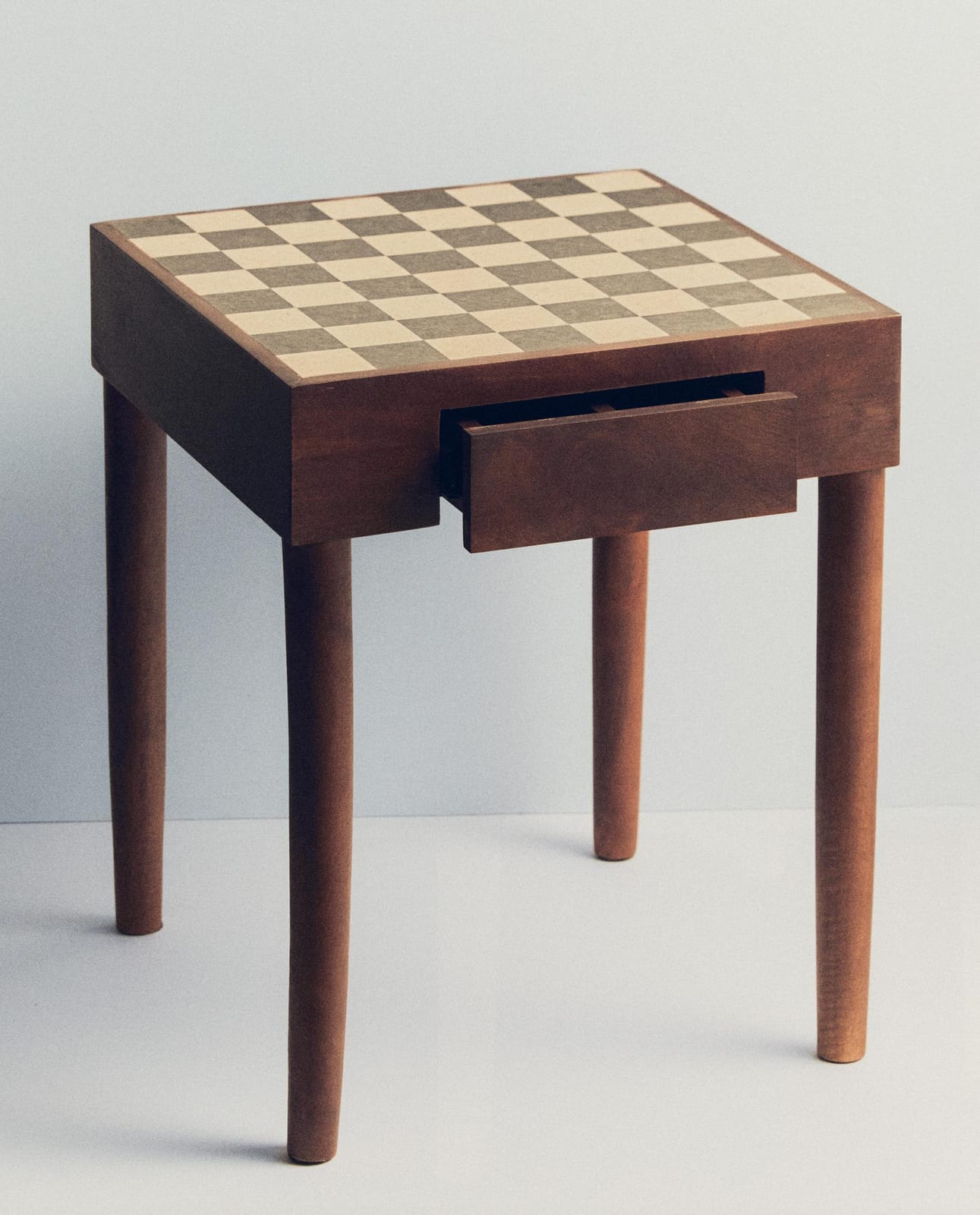 ZARA HOME STOLIK POMOCNICZY Z TEKOWEGO DREWNA Z MARMUROWYM BLATEM W SZACHOWNICĘ ракурс 4