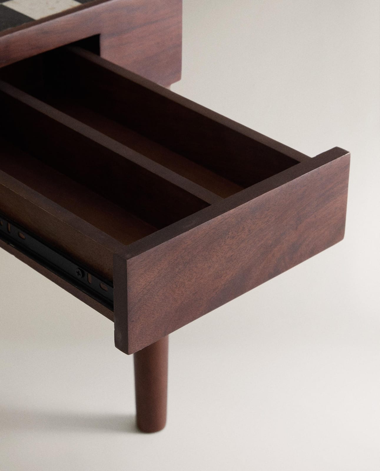 ZARA HOME STOLIK POMOCNICZY Z TEKOWEGO DREWNA Z MARMUROWYM BLATEM W SZACHOWNICĘ ракурс 10