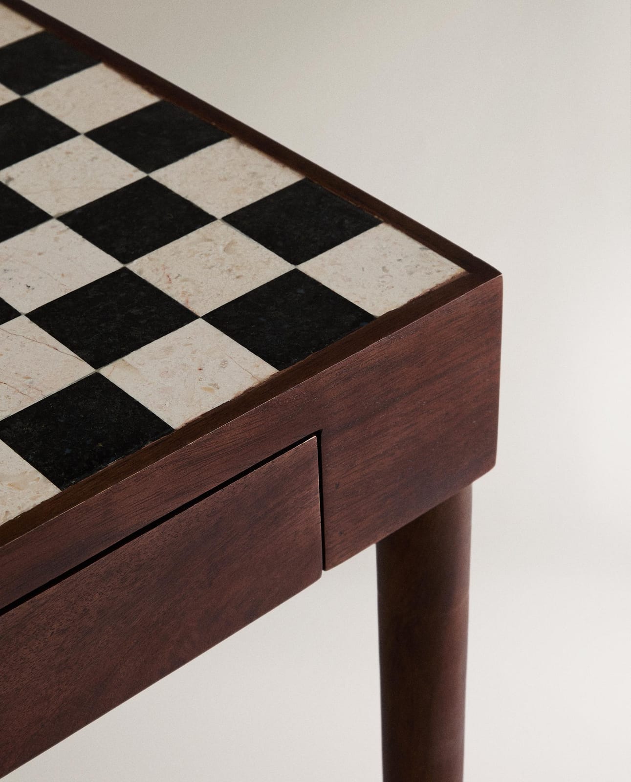 ZARA HOME STOLIK POMOCNICZY Z TEKOWEGO DREWNA Z MARMUROWYM BLATEM W SZACHOWNICĘ ракурс 5