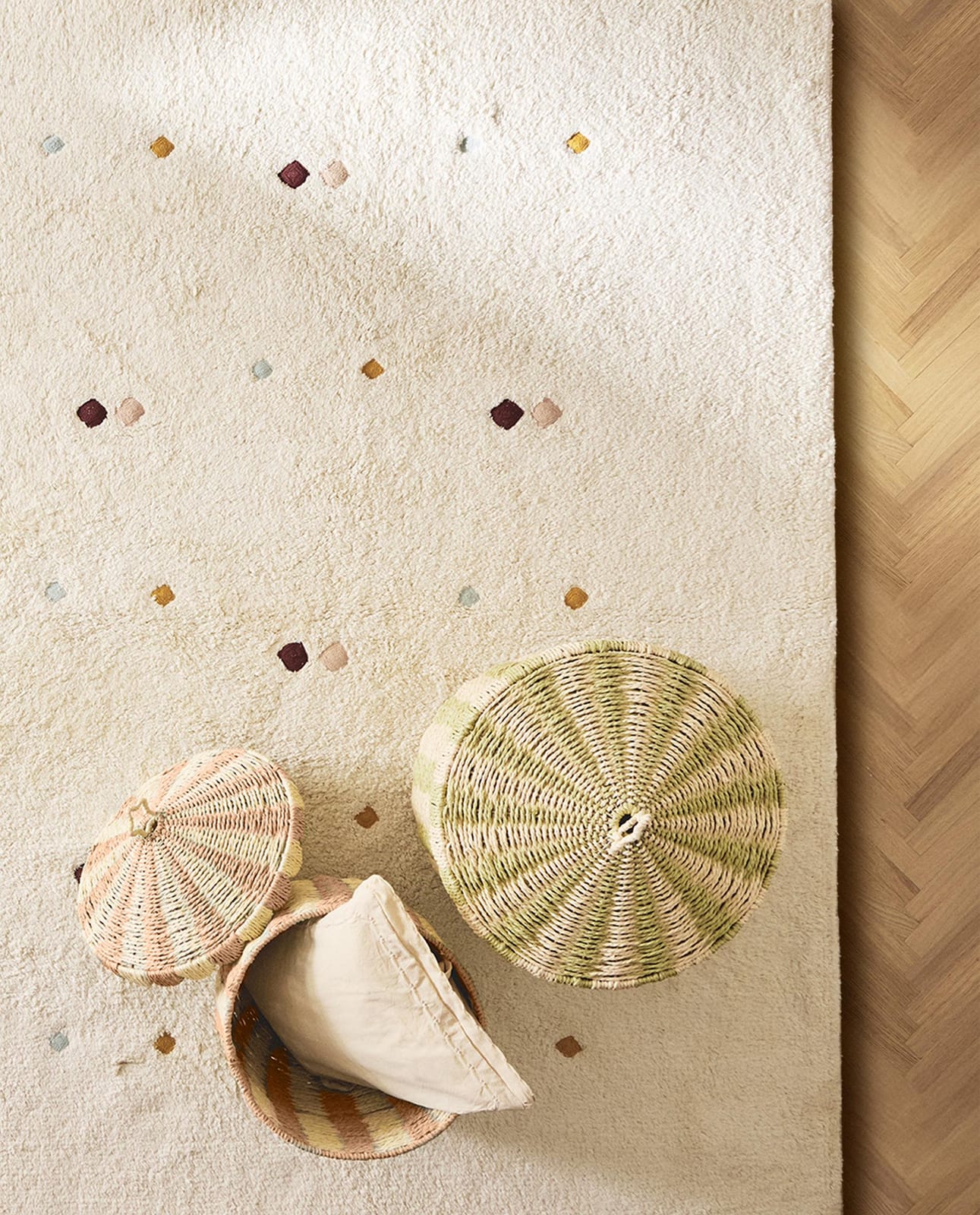 ZARA HOME ДЕТСКИЙ КОВЕР С ВЫШИТЫМИ, МНОГОЦВЕТНЫМИ РОМБАМИ ракурс 7