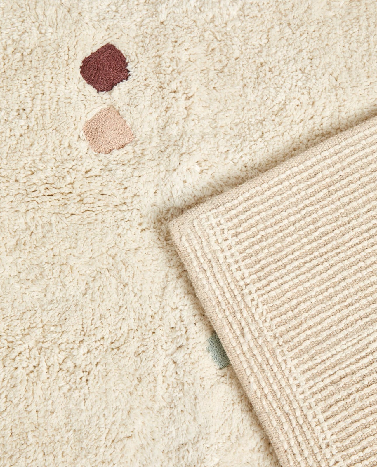 ZARA HOME ДЕТСКИЙ КОВЕР С ВЫШИТЫМИ, МНОГОЦВЕТНЫМИ РОМБАМИ ракурс 4