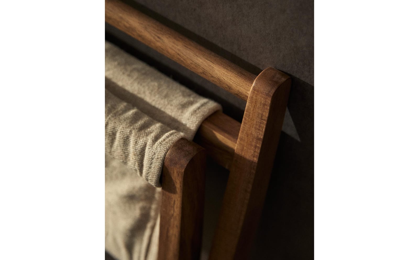 ZARA HOME СКЛАДНАЯ СТОЙКА ДЛЯ БАГАЖА ракурс 4