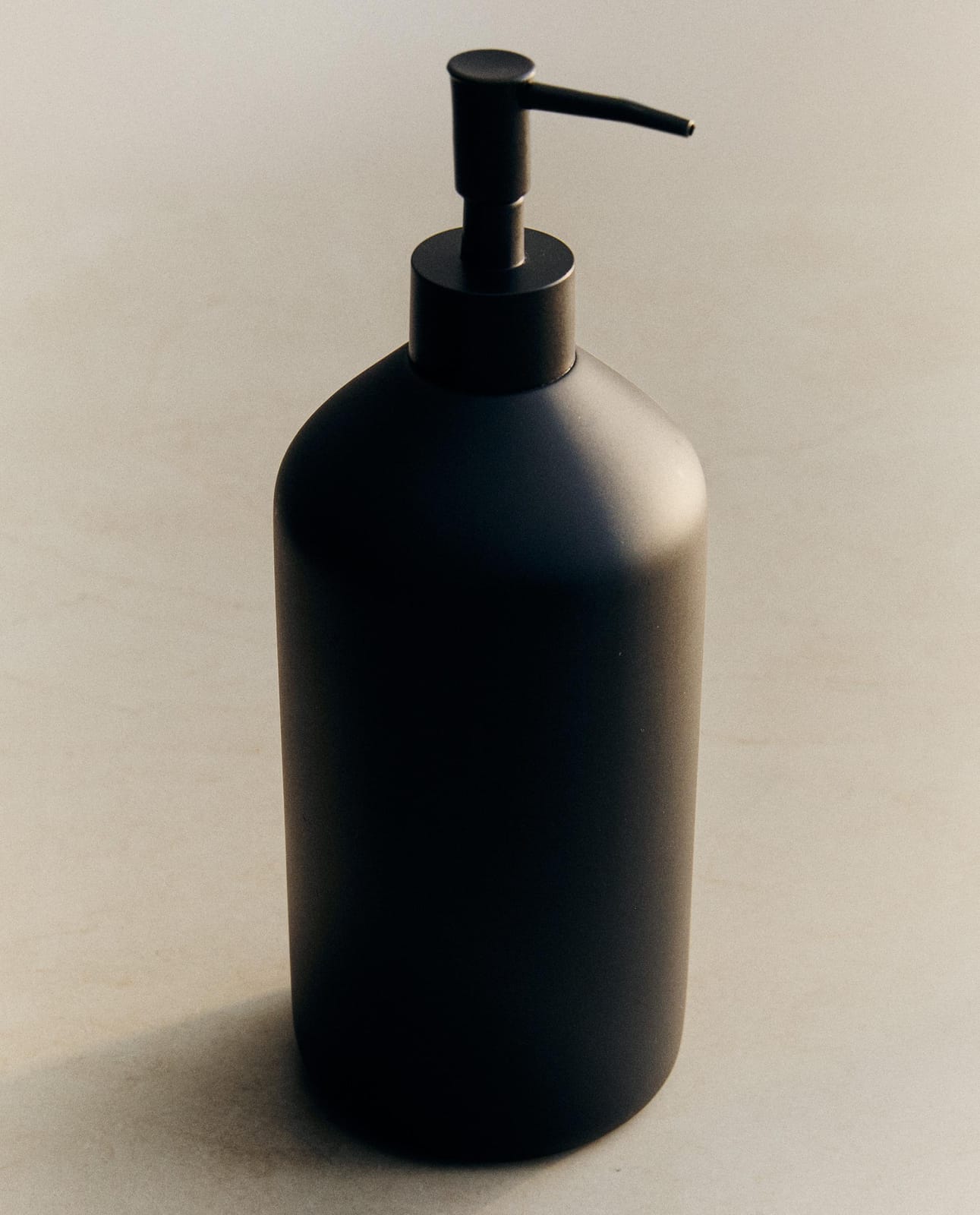 ZARA HOME ДОЗАТОР ДЛЯ МЫЛА ИЗ СМОЛЫ CZARNY ракурс 6