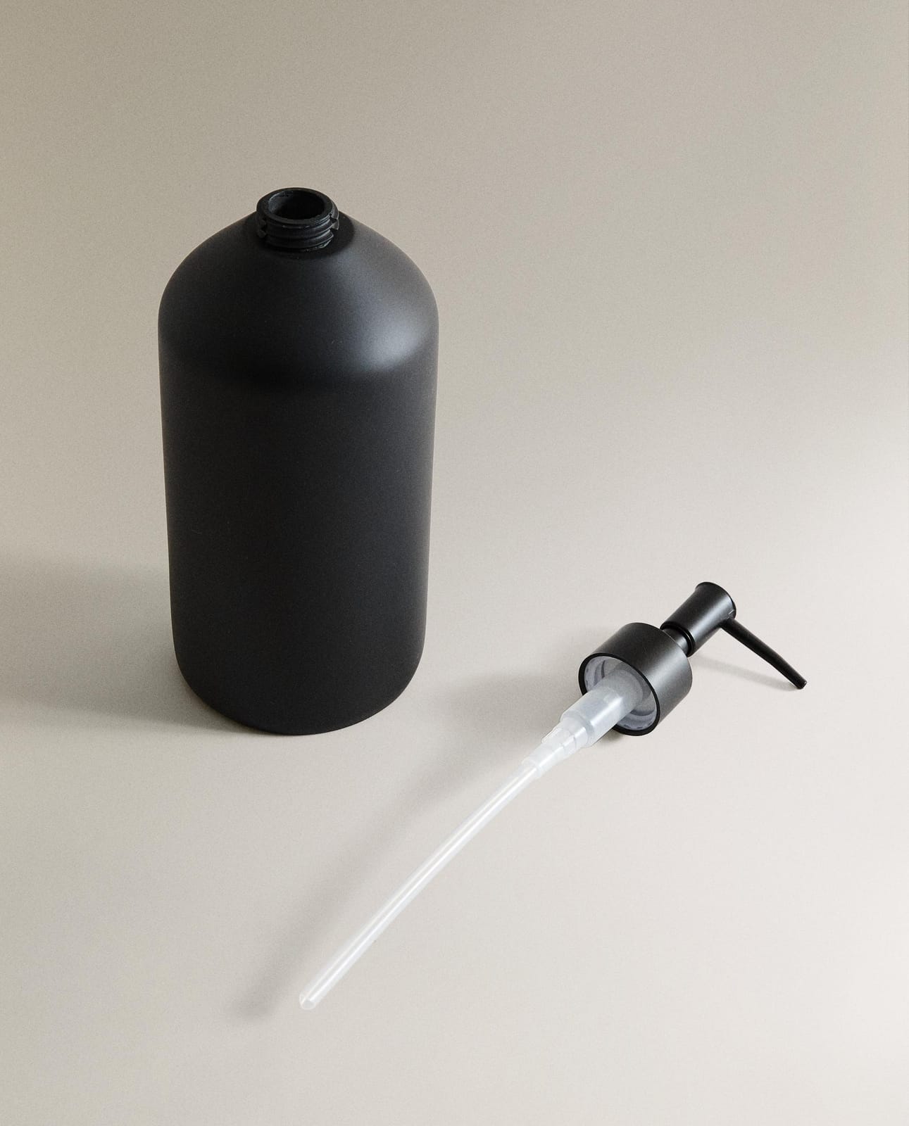 ZARA HOME ДОЗАТОР ДЛЯ МЫЛА ИЗ СМОЛЫ CZARNY ракурс 3