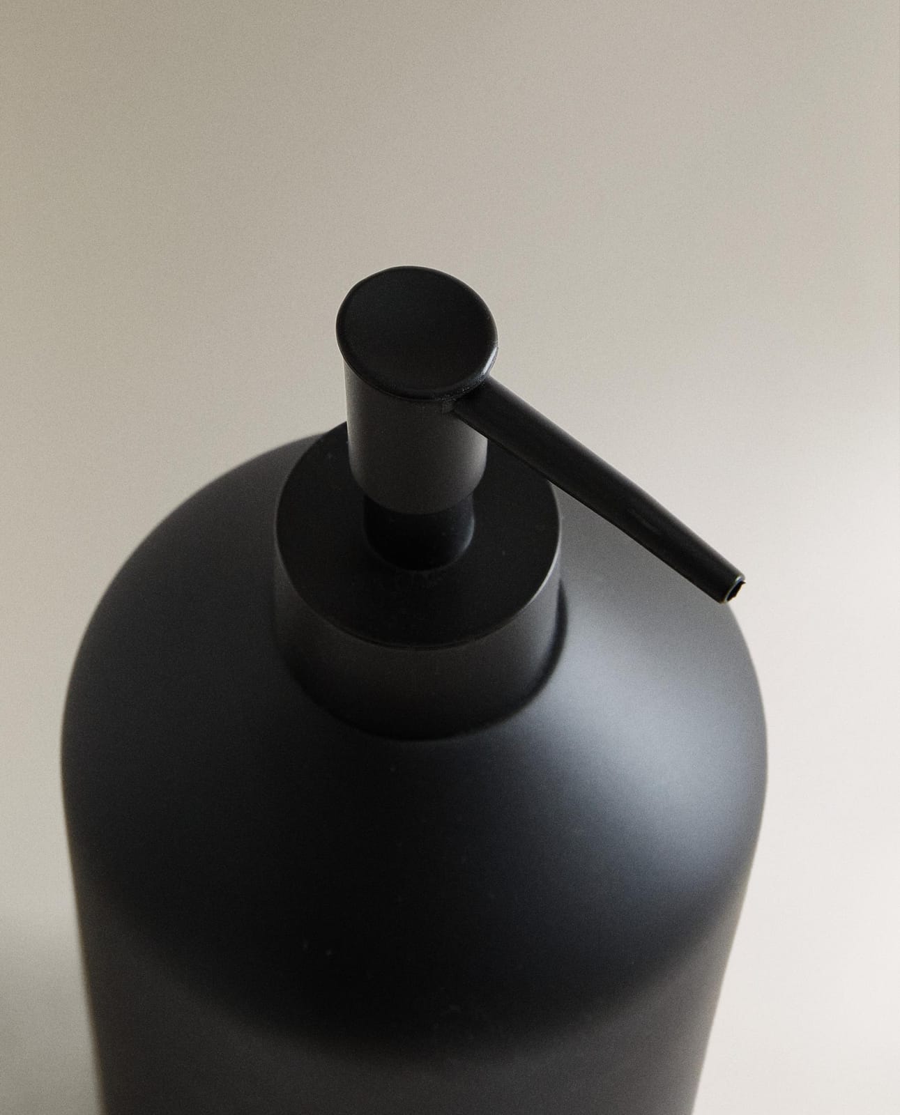 ZARA HOME ДОЗАТОР ДЛЯ МЫЛА ИЗ СМОЛЫ CZARNY ракурс 5