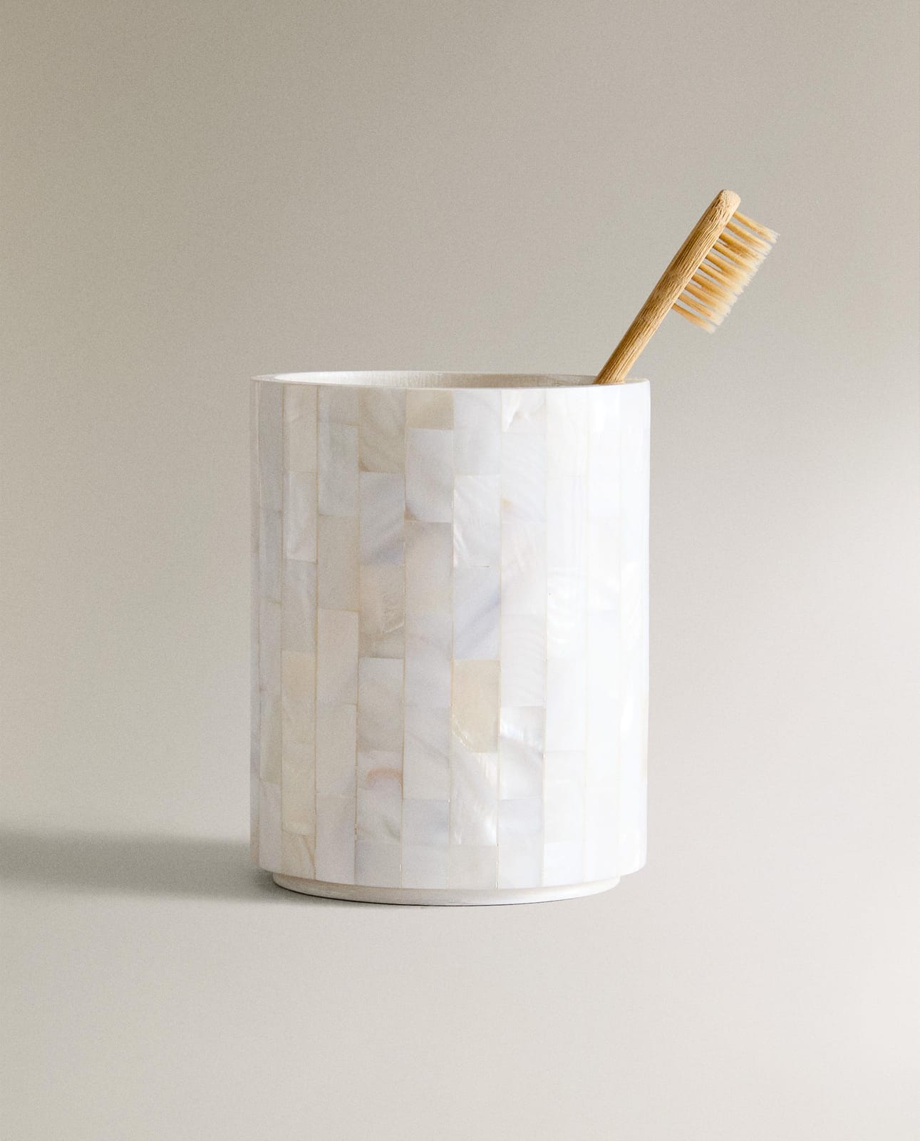 ZARA HOME СТАКАНЧИК ДЛЯ ЗУБНЫХ ЩЕТОК ИЗ ПЕРЛАМУТРА ракурс 6