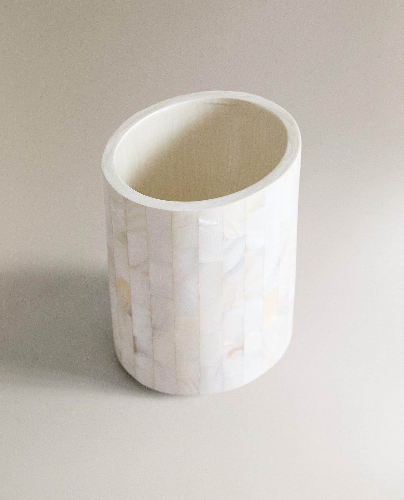 ZARA HOME СТАКАНЧИК ДЛЯ ЗУБНЫХ ЩЕТОК ИЗ ПЕРЛАМУТРА ракурс 4