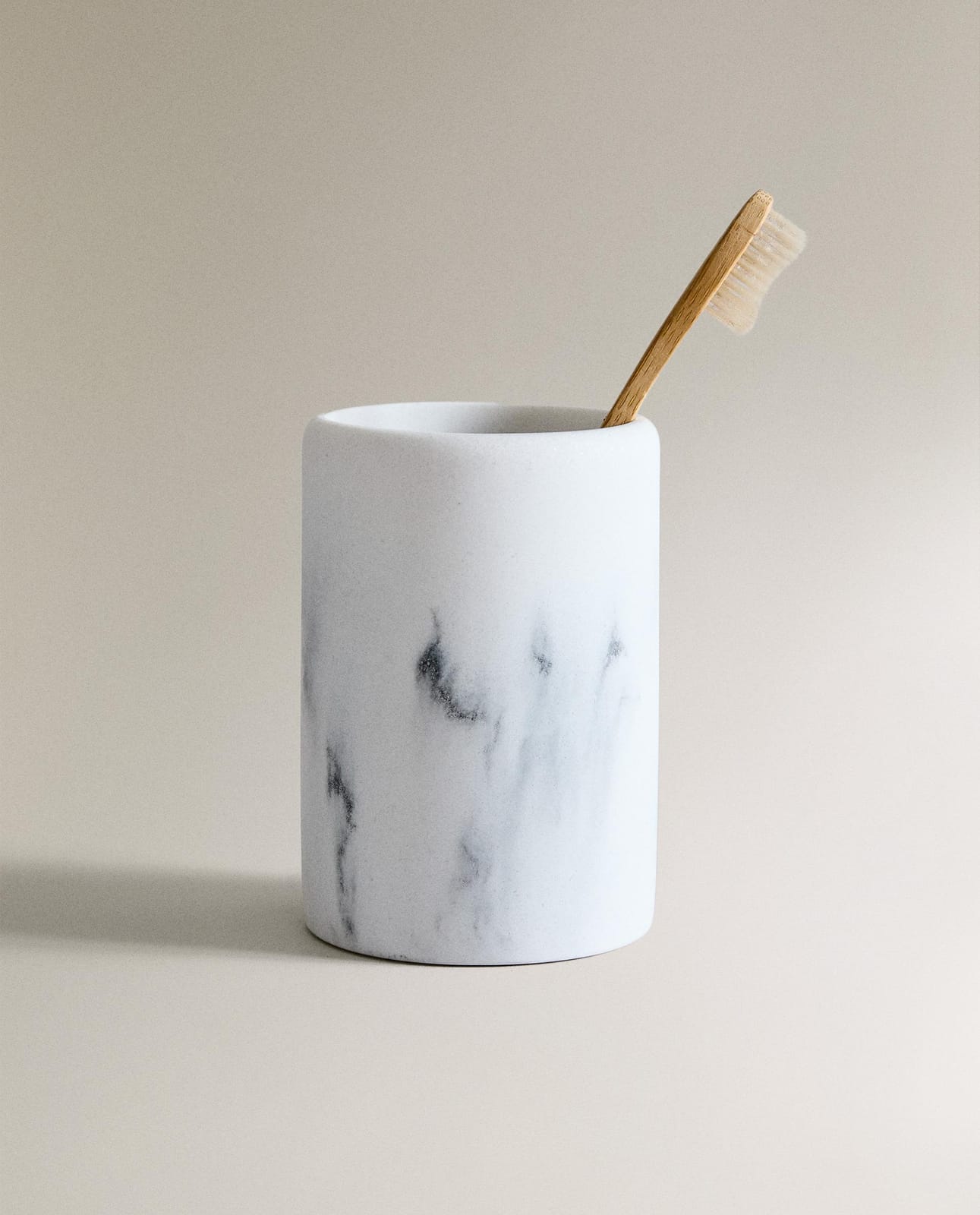 ZARA HOME СТАКАНЧИК ДЛЯ ЗУБНЫХ ЩЕТОК С ЭФФЕКТОМ МРАМОРА ракурс 2