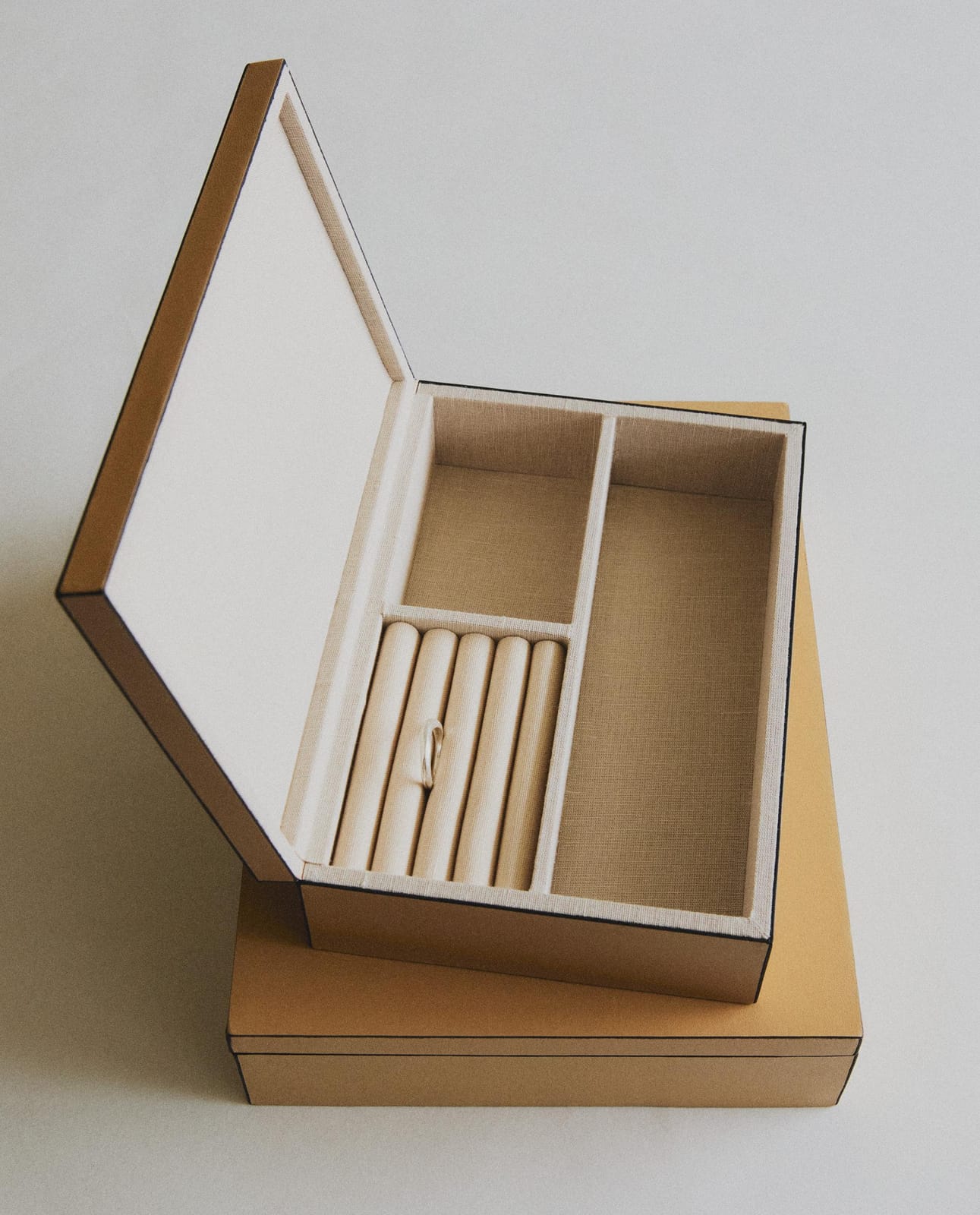 ZARA HOME КОЖАНАЯ ШКАТУЛКА ракурс 7