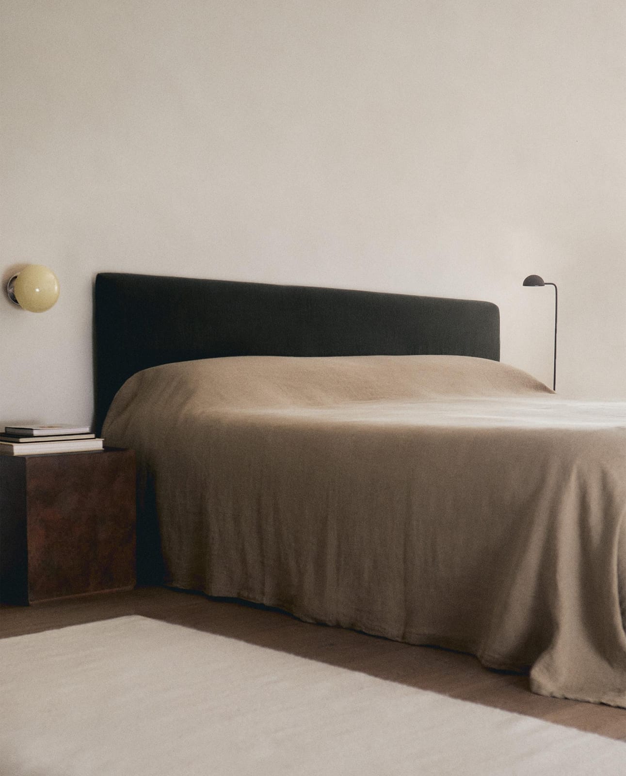 ZARA HOME ГЛАДКОЕ ОДЕЯЛО НА КРОВАТЬ ИЗ СТИРАНОГО ЛЬНА ракурс 7
