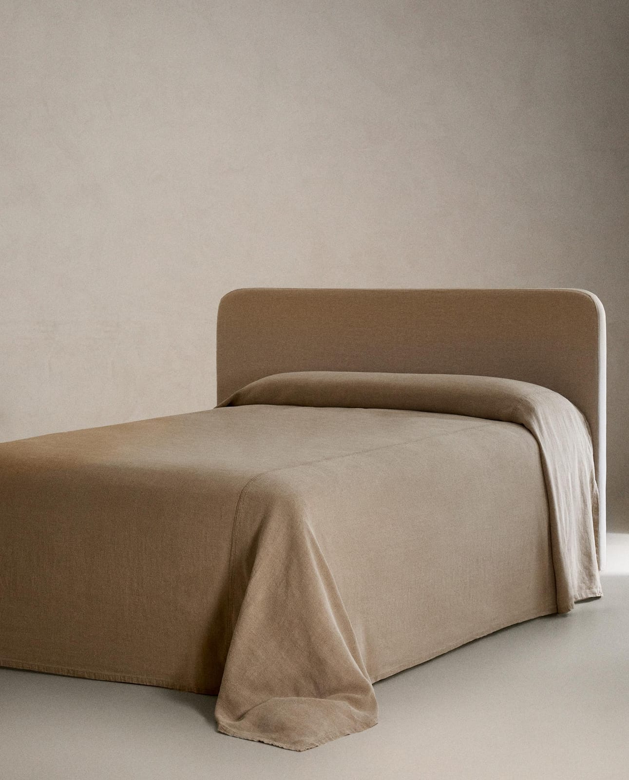 ZARA HOME ГЛАДКОЕ ОДЕЯЛО НА КРОВАТЬ ИЗ СТИРАНОГО ЛЬНА ракурс 6