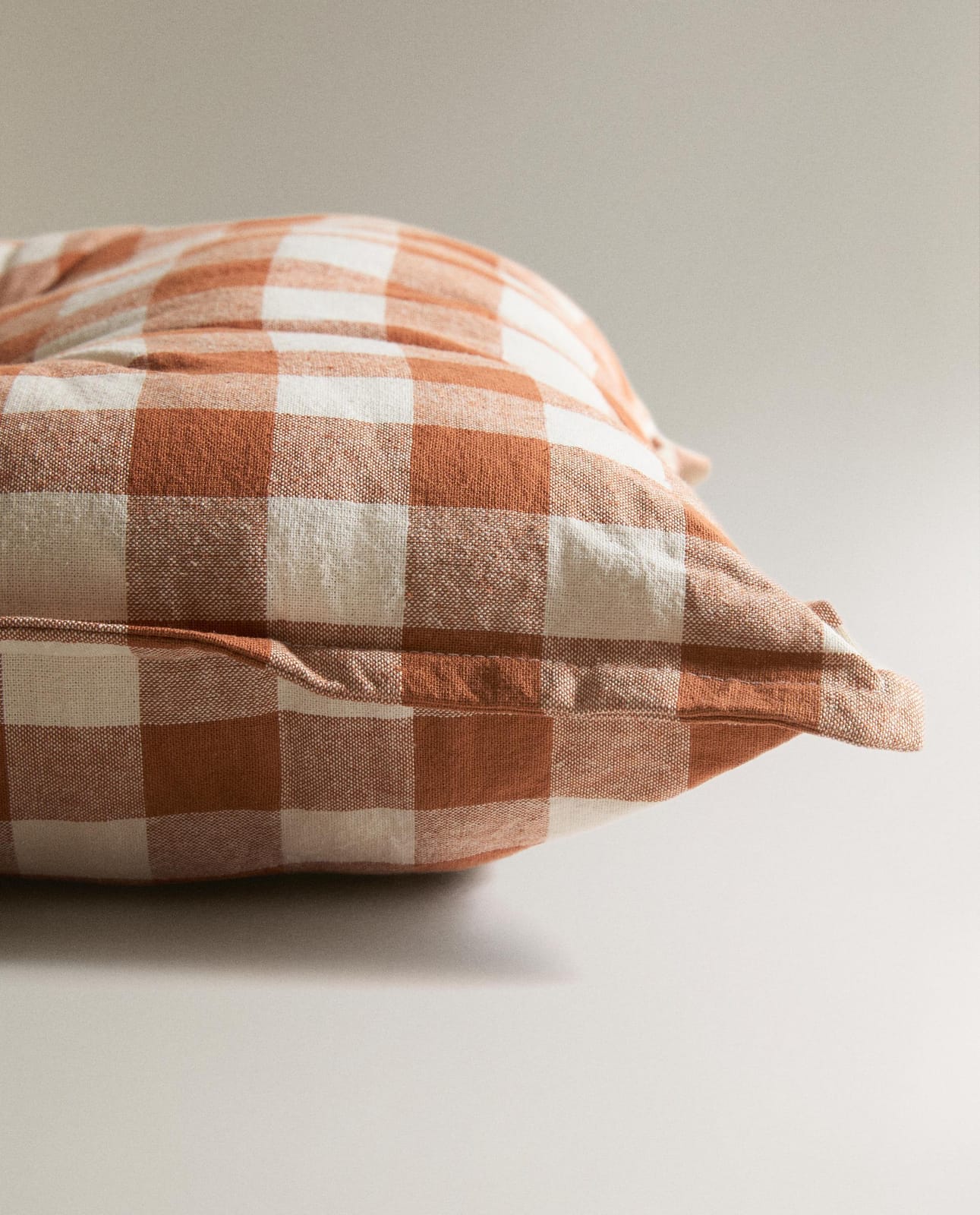 ZARA HOME Матрас на стул для животных в клетку виши ракурс 5