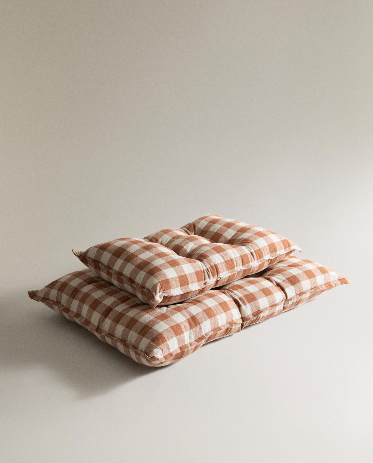ZARA HOME Матрас на стул для животных в клетку виши ракурс 7
