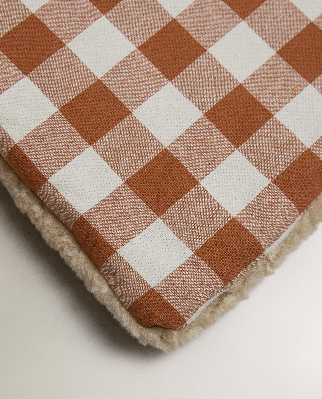 ZARA HOME Матрас на стул для животных в клетку виши ракурс 2