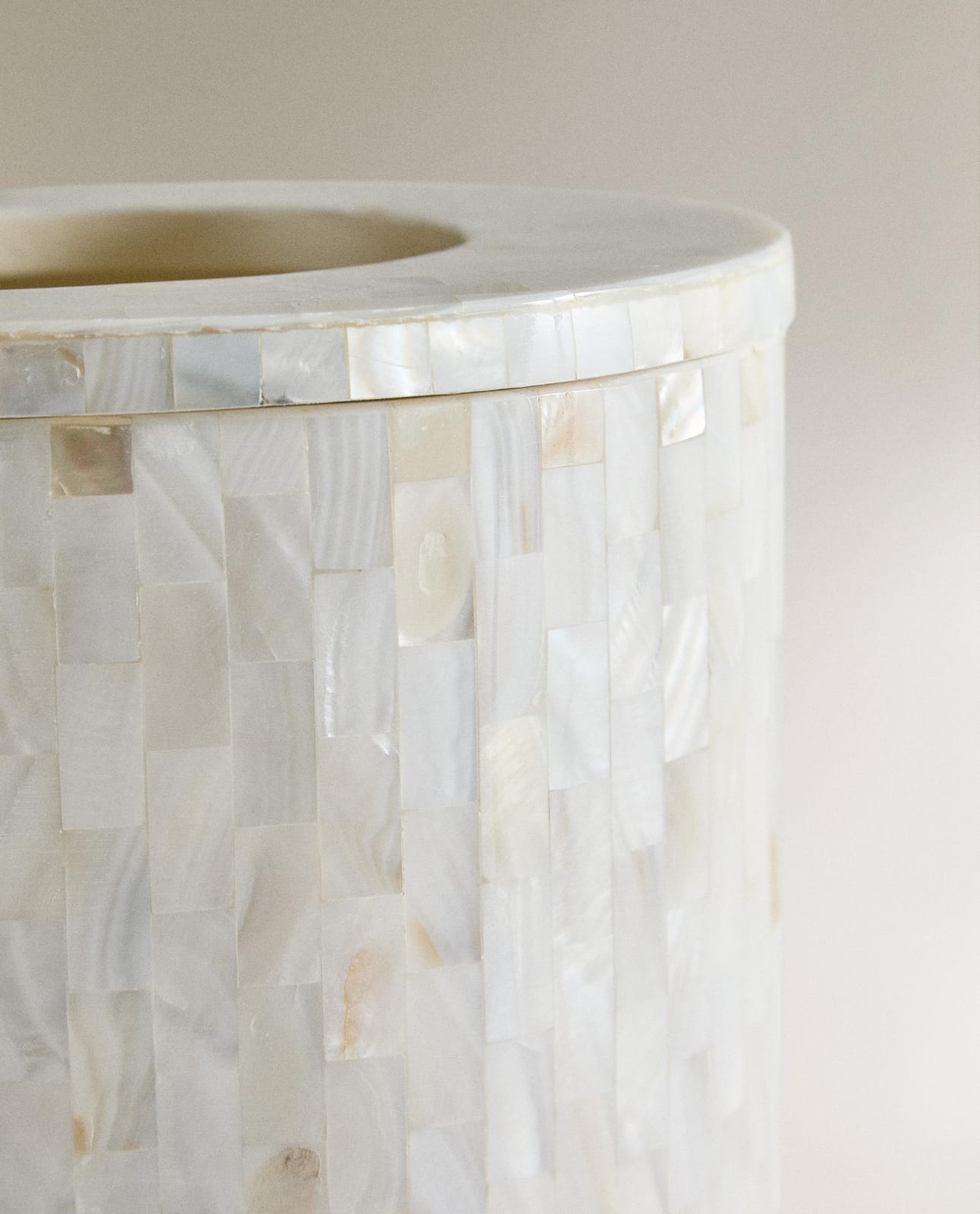 ZARA HOME Ванная корзина из перламутра ракурс 2