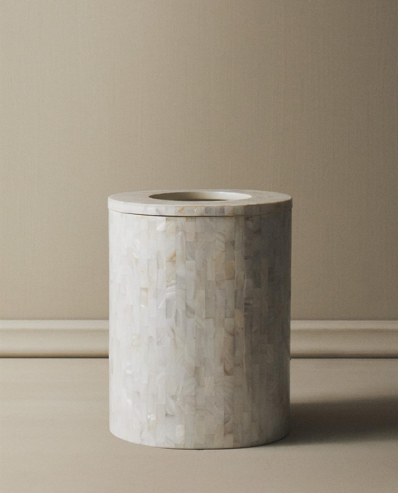 ZARA HOME Ванная корзина из перламутра ракурс 7