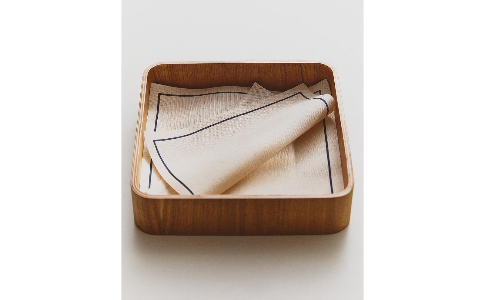 ZARA HOME ДЕРЕВЯННАЯ ПОДСТАВКА ДЛЯ САЛФЕТОК ракурс 4