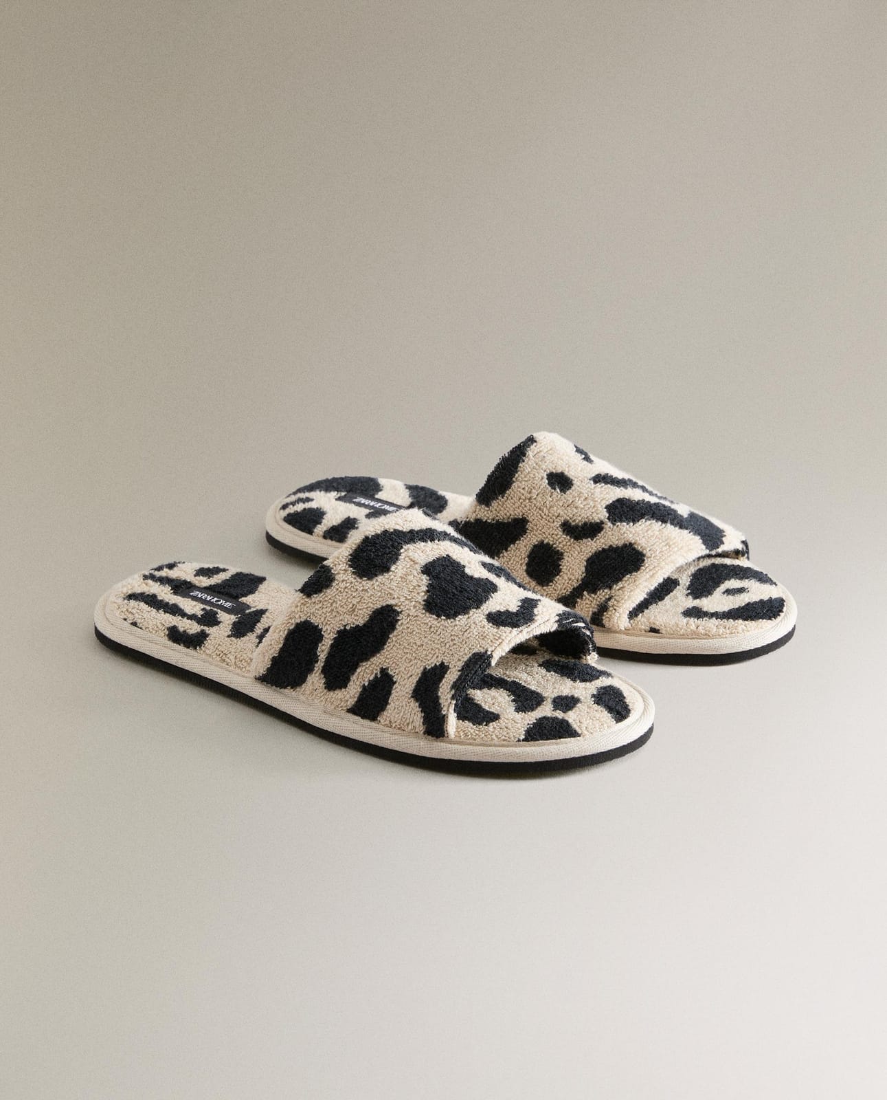 ZARA HOME ТАПОЧКИ ИЗ ТКАНИ ФРОТТЕ С ЖИВОТНЫМ ПРИНТОМ ракурс 6