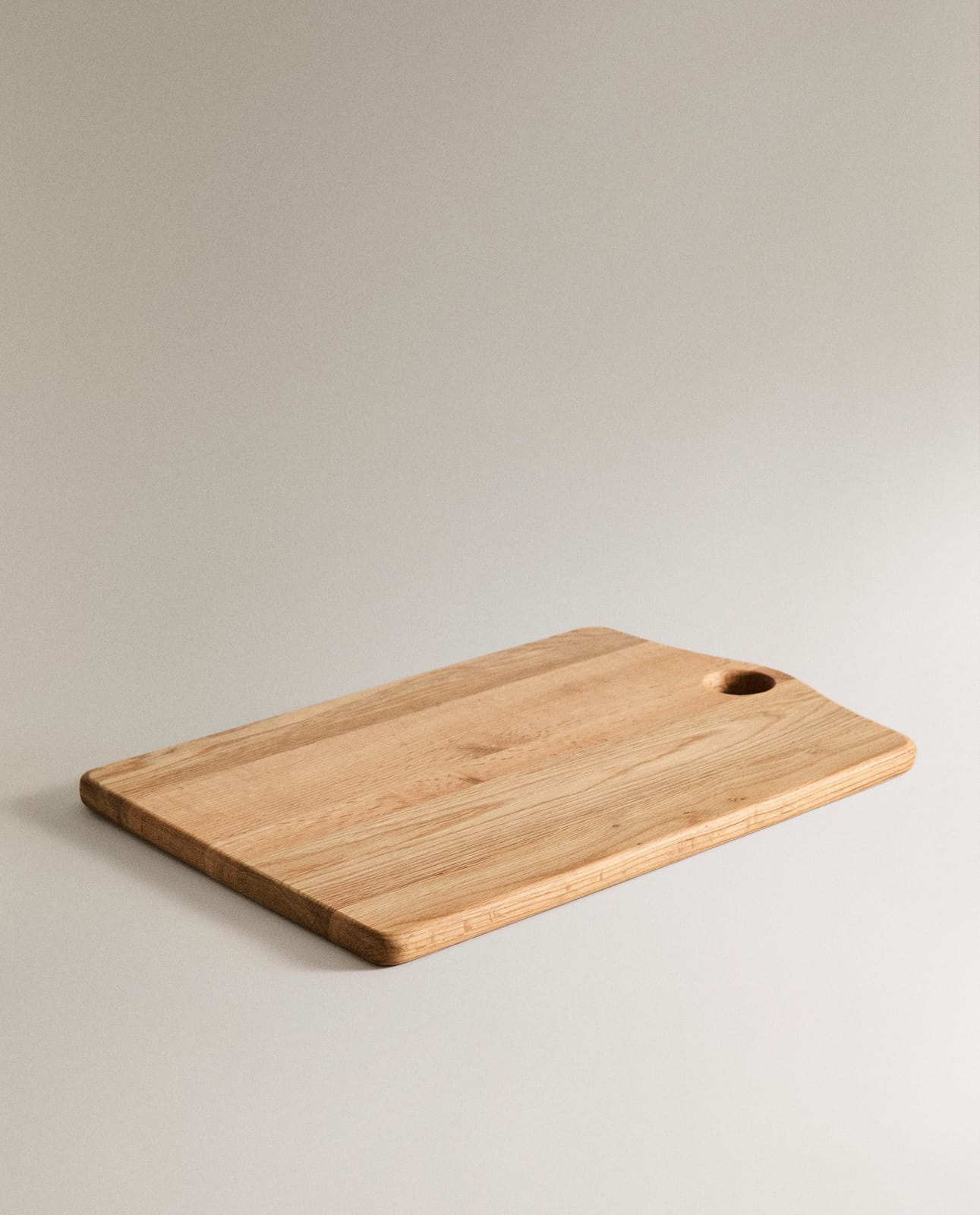 ZARA HOME ДУБОВАЯ ДОСКА ДЛЯ НАРЕЗКИ ракурс 2