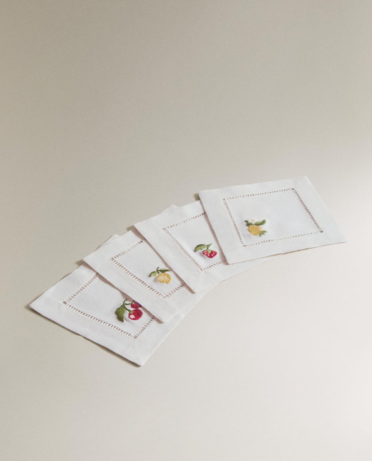 ZARA HOME ПОДСТАВКИ ПОД КРУЖКУ ИЗ РАМИИ С МОТИВОМ ФРУКТОВ (НАБОР 4 ШТ.) ракурс 3