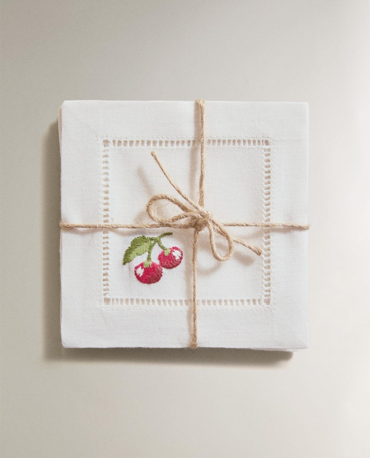ZARA HOME ПОДСТАВКИ ПОД КРУЖКУ ИЗ РАМИИ С МОТИВОМ ФРУКТОВ (НАБОР 4 ШТ.) ракурс 6
