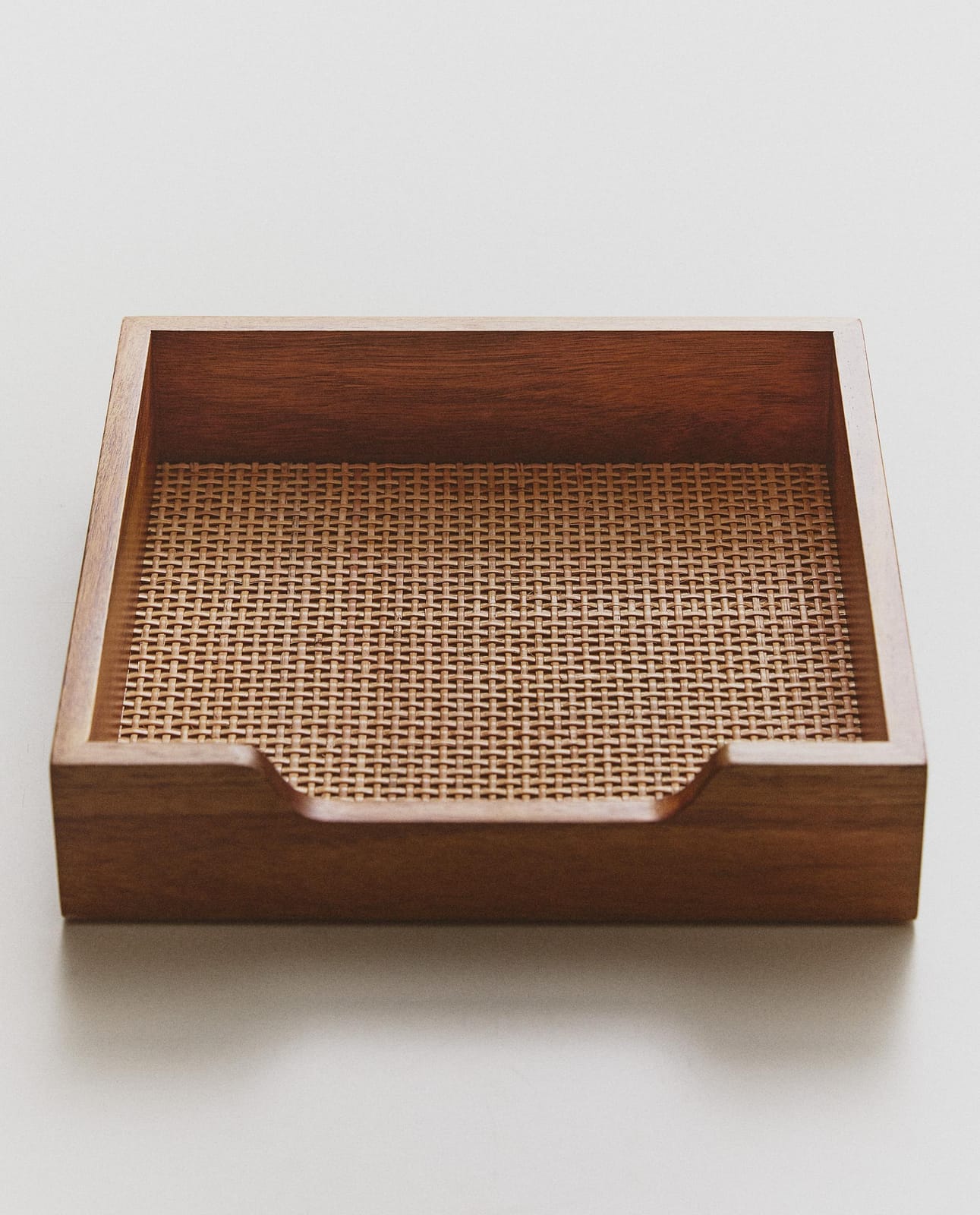 ZARA HOME ДЕРЕВЯННАЯ ПОДСТАВКА ДЛЯ САЛФЕТОК ИЗ РОТАНГА ракурс 2