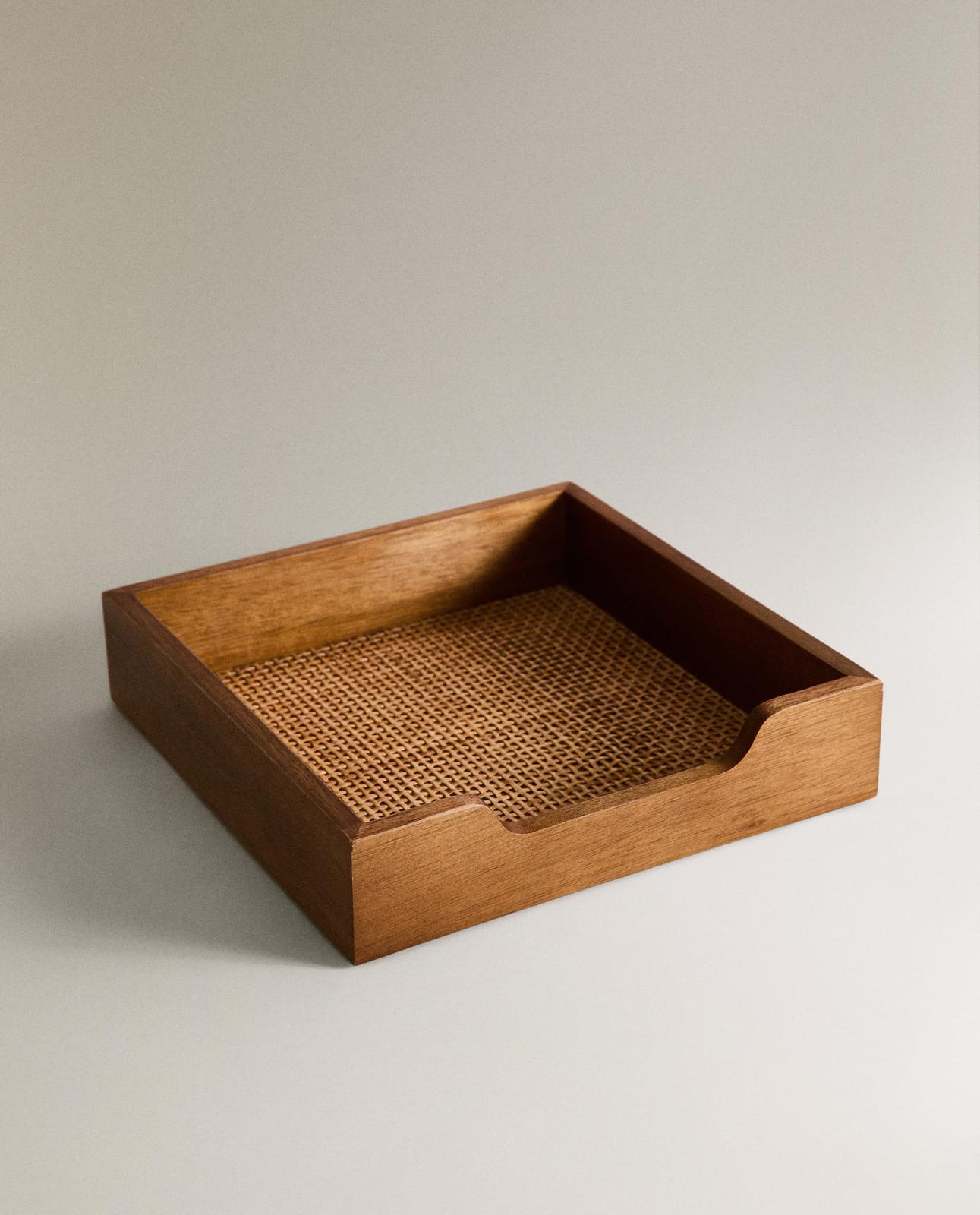 ZARA HOME ДЕРЕВЯННАЯ ПОДСТАВКА ДЛЯ САЛФЕТОК ИЗ РОТАНГА ракурс 7
