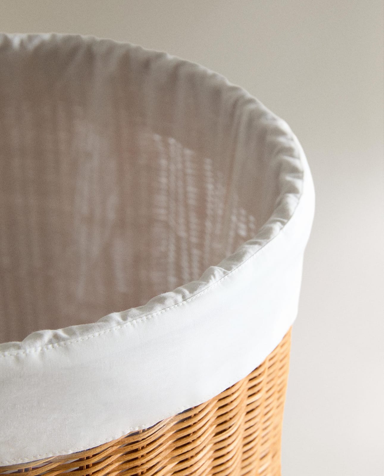 ZARA HOME Корзина для белья из ротанга и хлопка ракурс 5