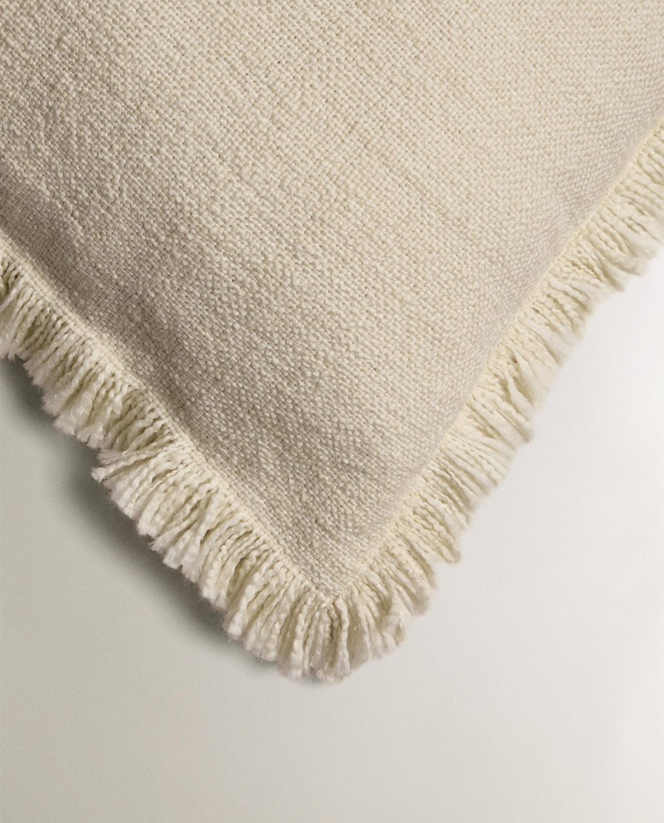 ZARA HOME Чехол для подушки в полоску с кистями ракурс 4