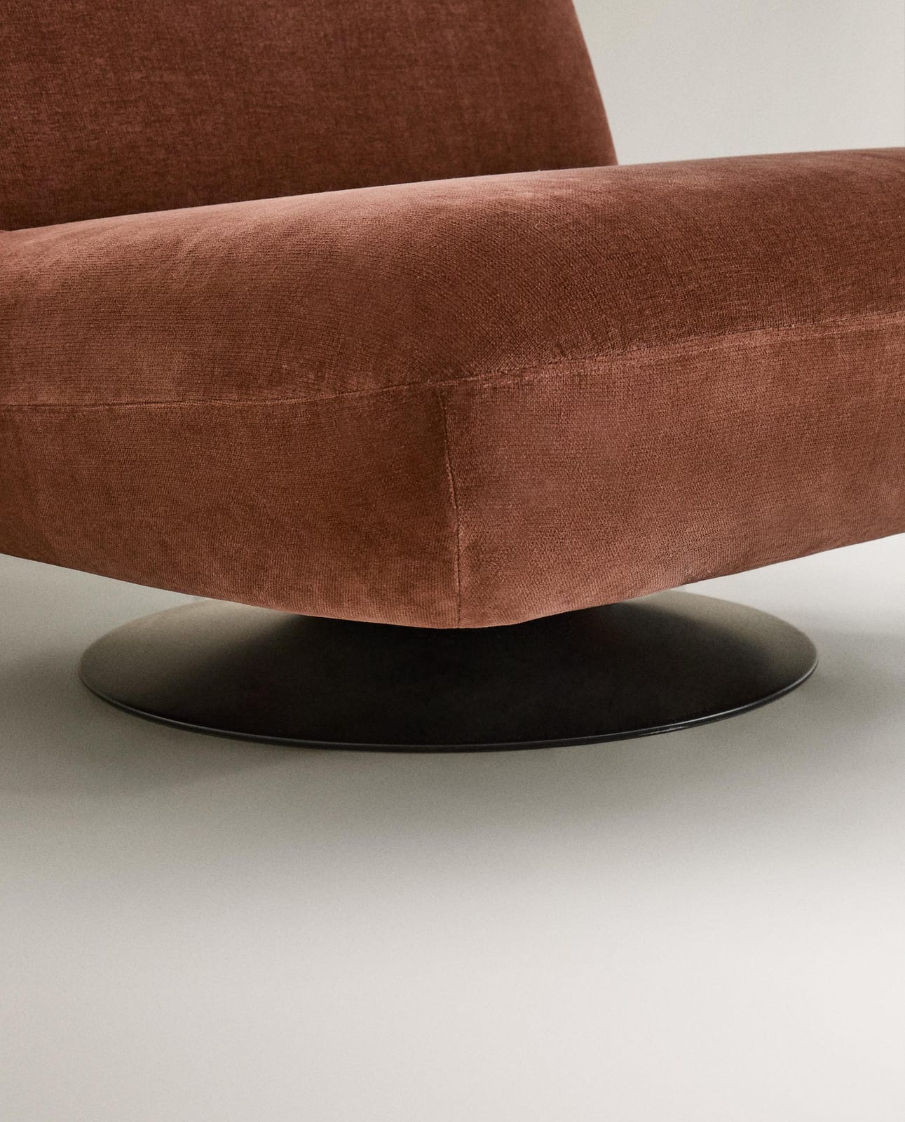ZARA HOME ВРАЩАЮЩЕЕСЯ ВЕЛЬВЕТОВОЕ КРЕСЛО ракурс 4