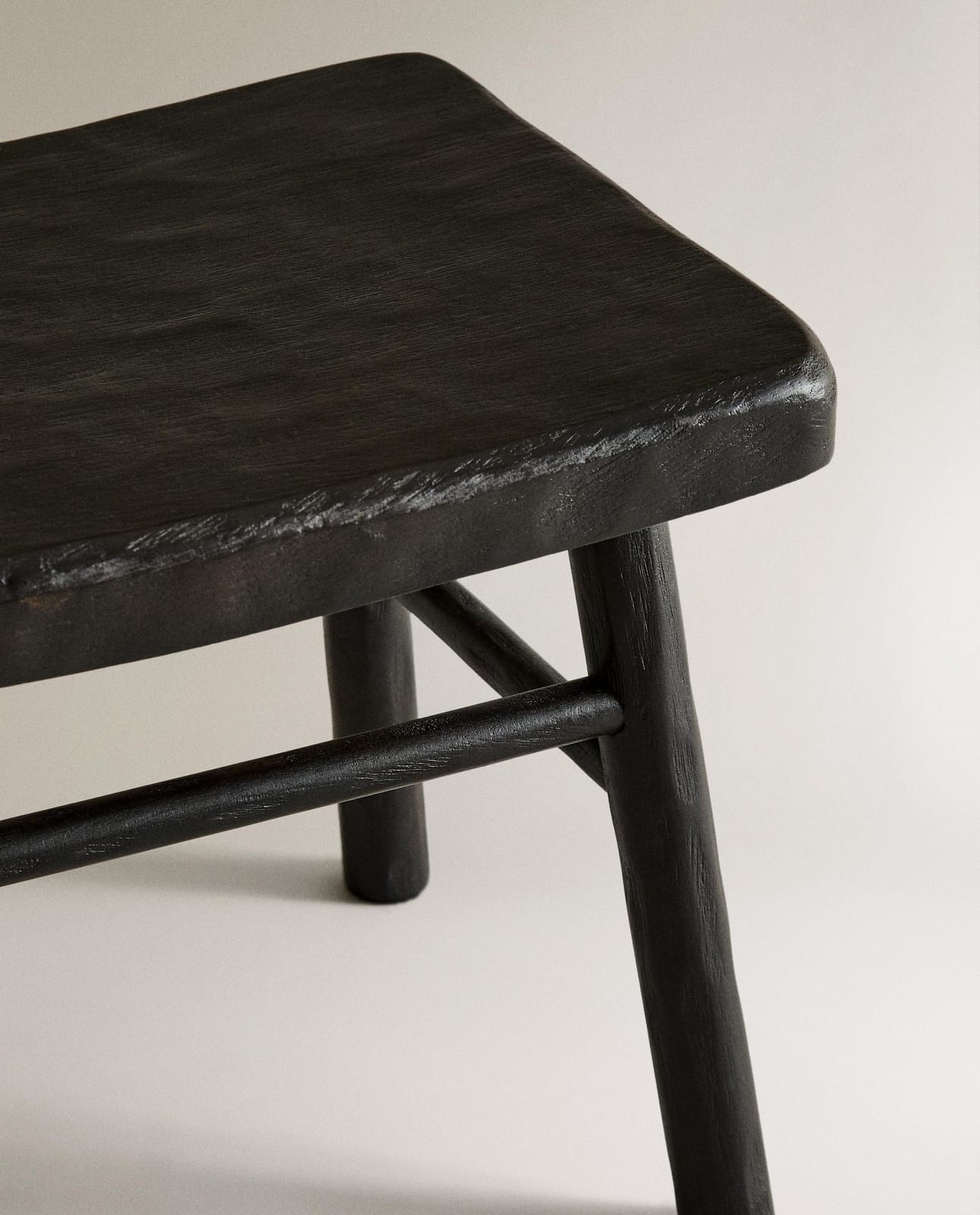 ZARA HOME МАЛЕНЬКИЙ ДЕРЕВЯННЫЙ ТАБУРЕТ С КОВАНЫМ УЗОРОМ ракурс 3