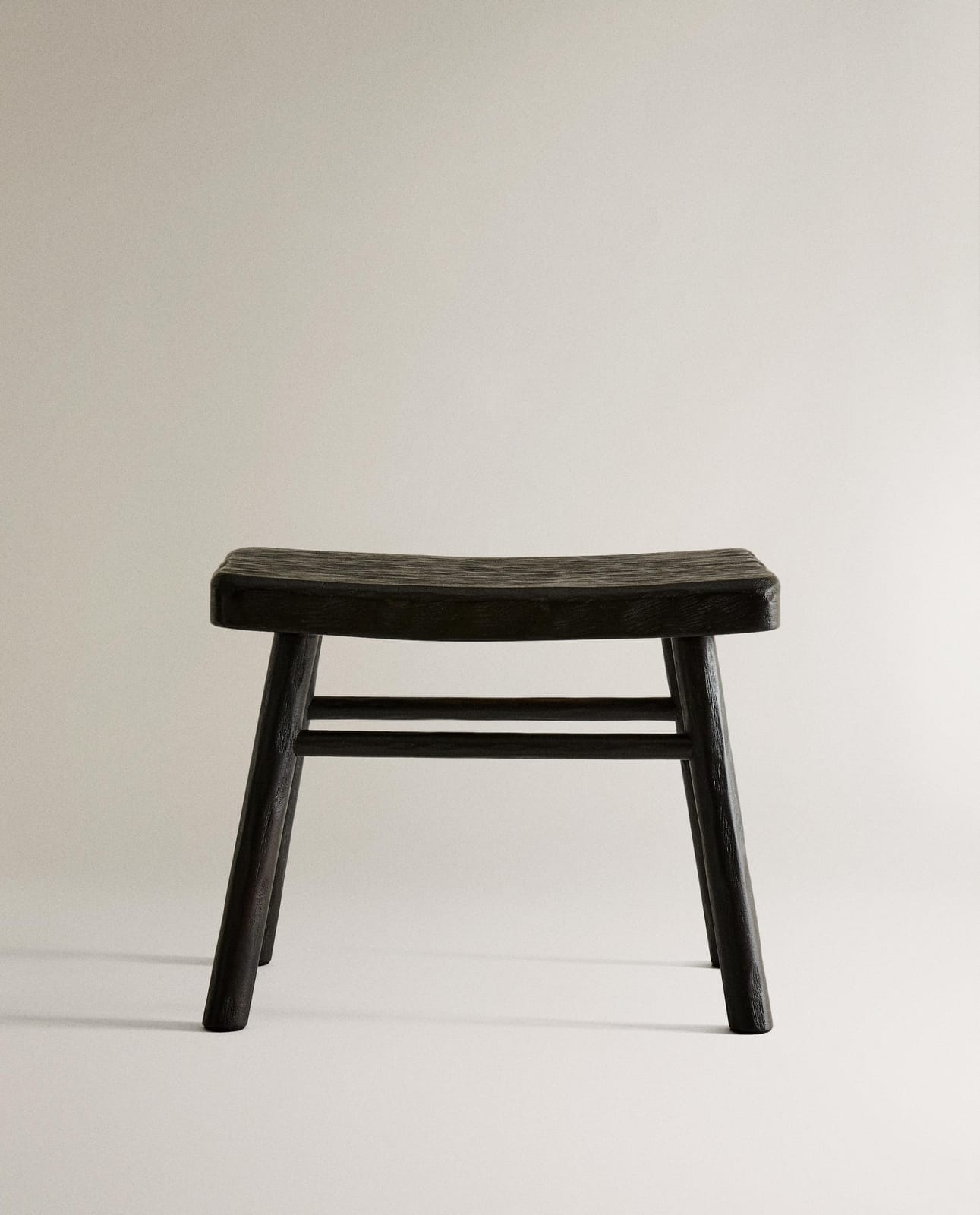 Стул ZARA HOME МАЛЕНЬКИЙ ДЕРЕВЯННЫЙ ТАБУРЕТ С ЧЕКАННЫМ УЗОРОМ BRĄZOWY 25 x 21 x 31.5 см