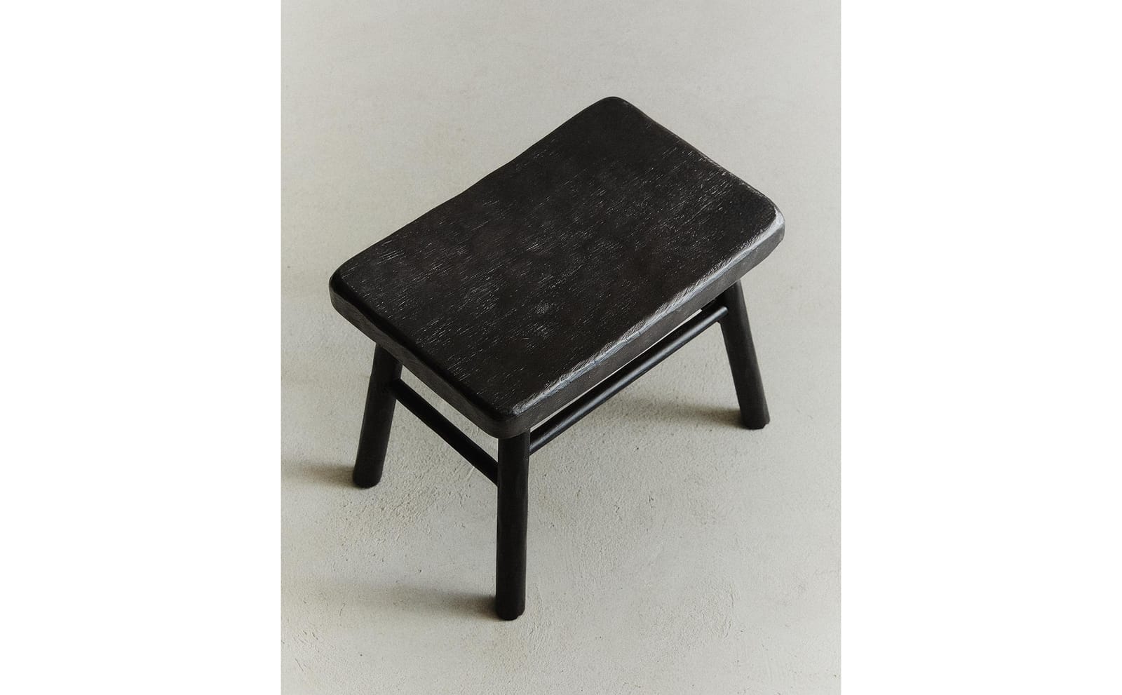 ZARA HOME МАЛЕНЬКИЙ ДЕРЕВЯННЫЙ ТАБУРЕТ С КОВАНЫМ УЗОРОМ ракурс 2