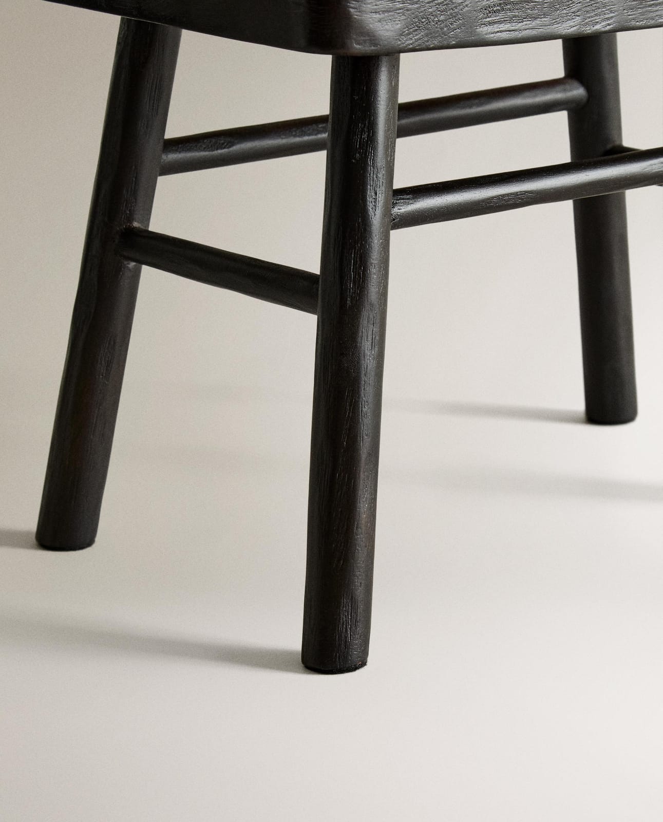 ZARA HOME МАЛЕНЬКИЙ ДЕРЕВЯННЫЙ ТАБУРЕТ С КОВАНЫМ УЗОРОМ ракурс 5
