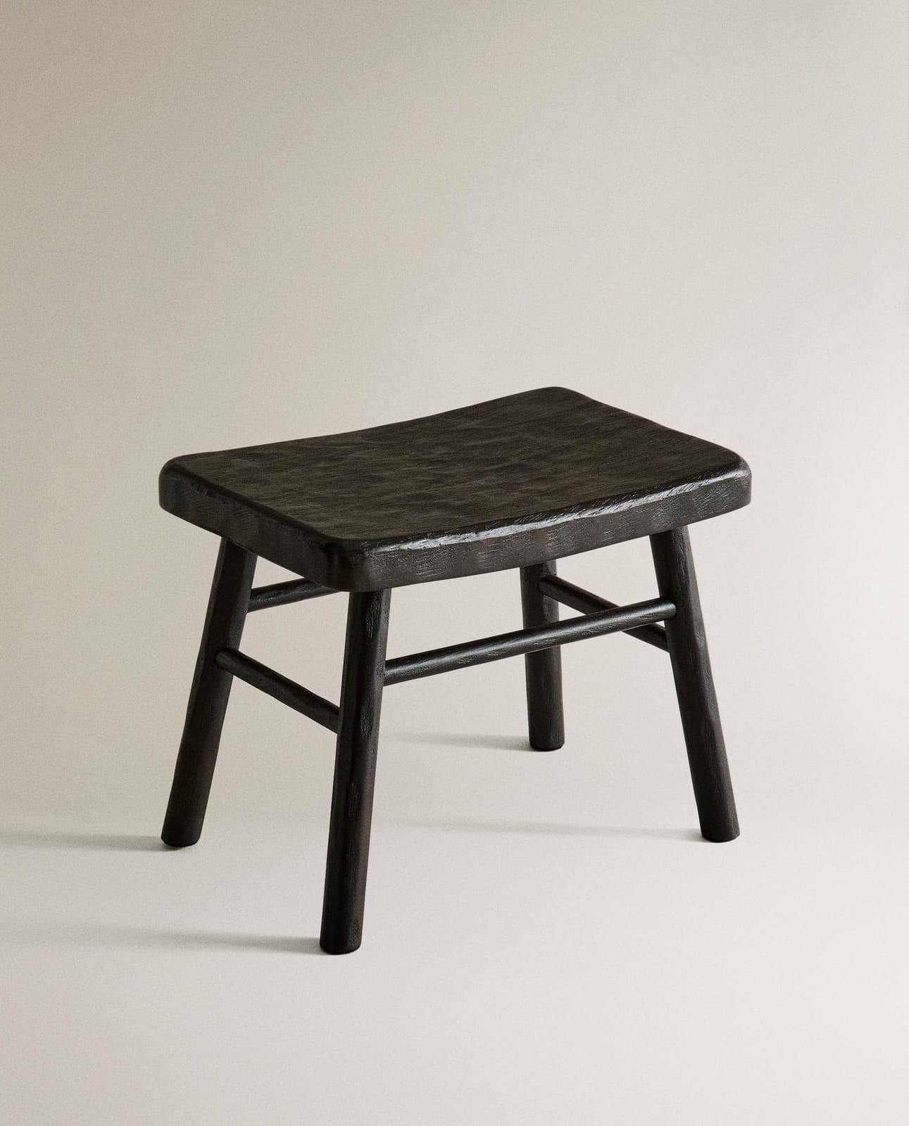 ZARA HOME МАЛЕНЬКИЙ ДЕРЕВЯННЫЙ ТАБУРЕТ С КОВАНЫМ УЗОРОМ ракурс 7