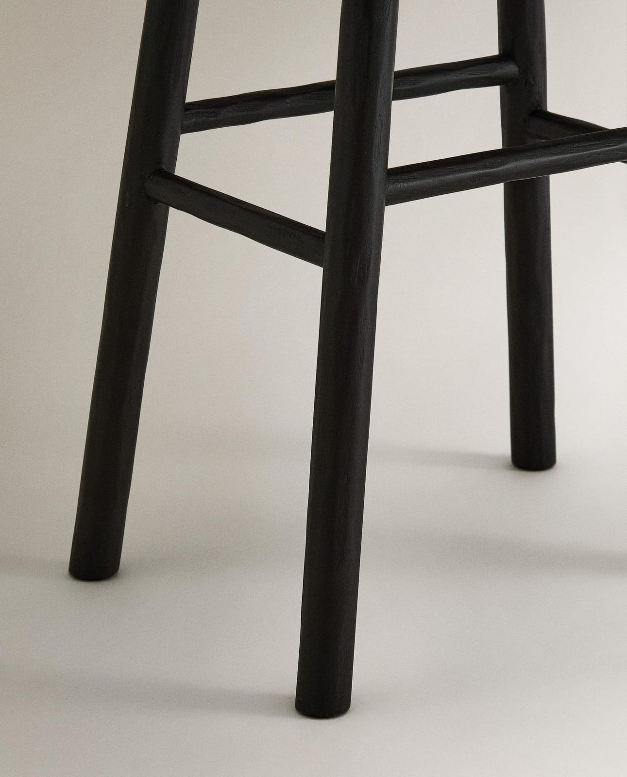 ZARA HOME ДЕРЕВЯННЫЙ ТАБУРЕТ МОЛОТКОВАННЫЙ ракурс 8
