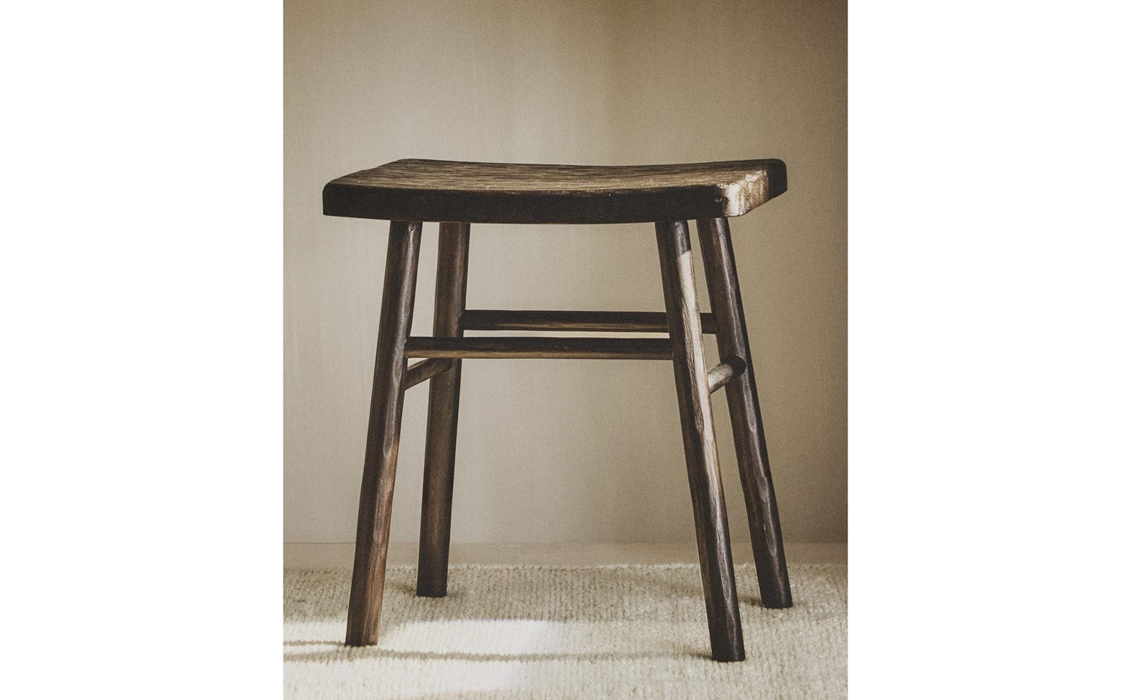 ZARA HOME ДЕРЕВЯННЫЙ ТАБУРЕТ МОЛОТКОВАННЫЙ ракурс 6