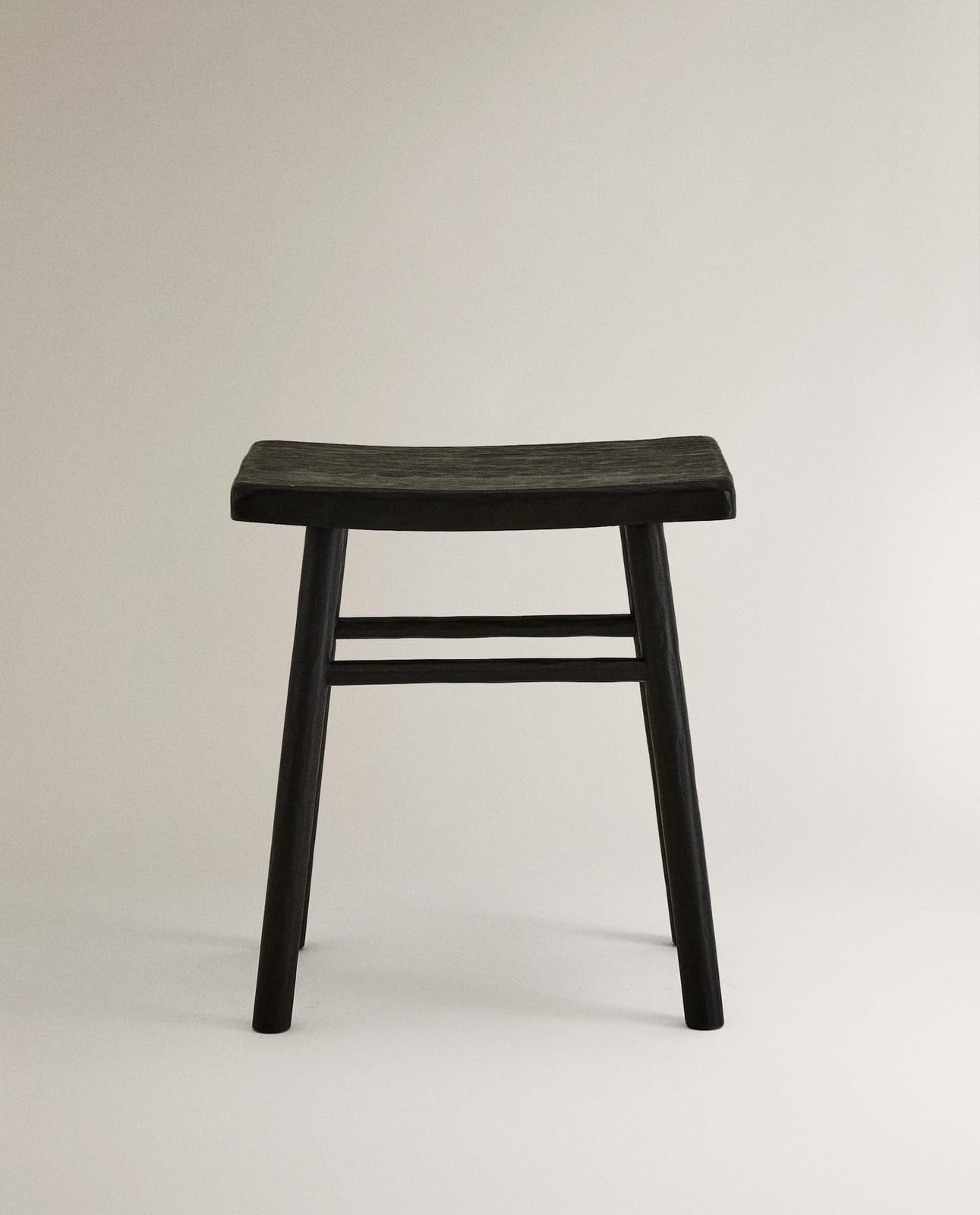 ZARA HOME ДЕРЕВЯННЫЙ ТАБУРЕТ МОЛОТКОВАННЫЙ ракурс 3