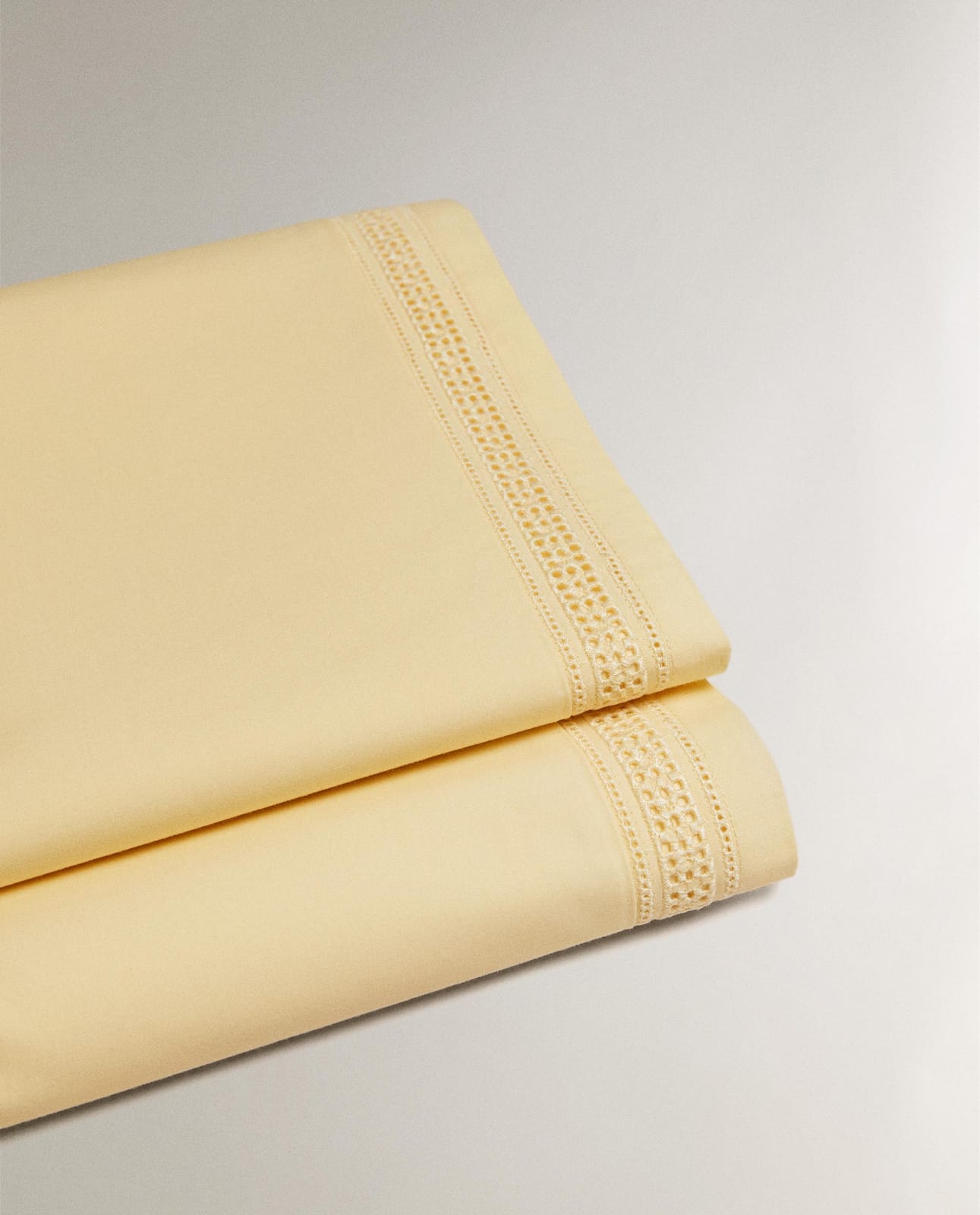 ZARA HOME ПРОСТЫНЯ БЕЗ РЕЗИНКИ С АЖУРНОЙ ВЫШИВКОЙ ракурс 2