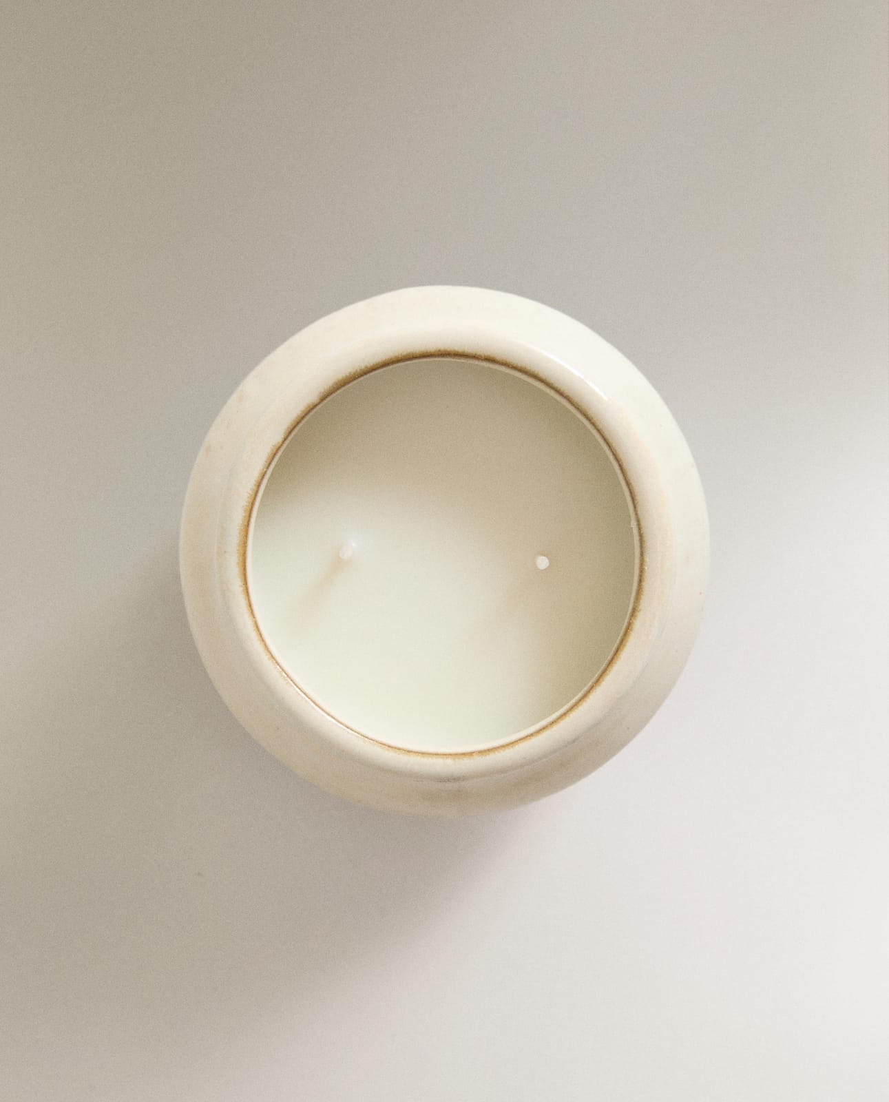 ZARA HOME (200 G) ароматическая свеча LIGHT COTTON ракурс 2