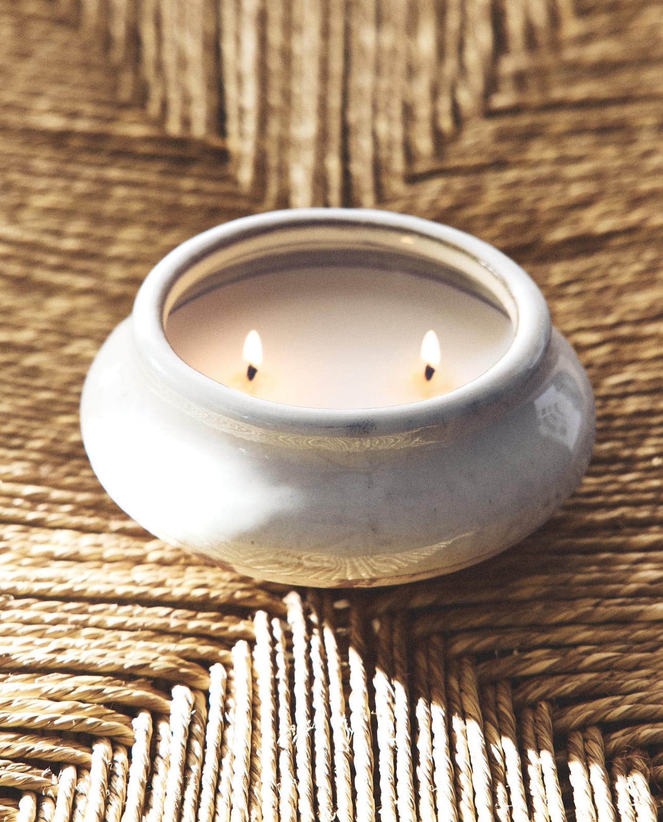 ZARA HOME (200 G) ароматическая свеча LIGHT COTTON ракурс 8