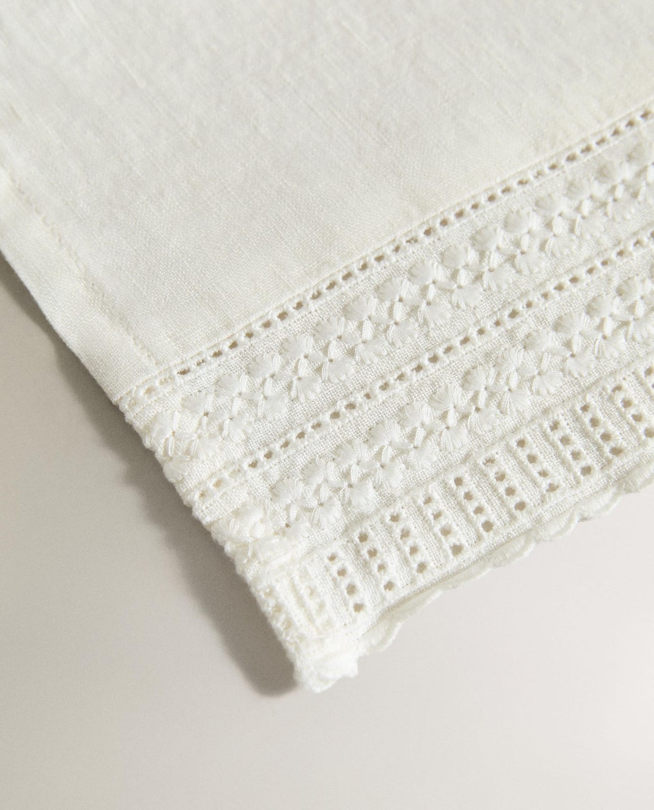 ZARA HOME ПОЛОТЕНЦЕ С ВЫШИТОЙ ЛЬНЯНОЙ КАЙМОЙ ракурс 5