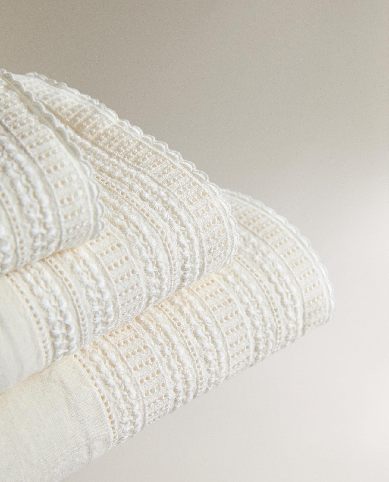 ZARA HOME ПОЛОТЕНЦЕ С ВЫШИТОЙ ЛЬНЯНОЙ КАЙМОЙ ракурс 2